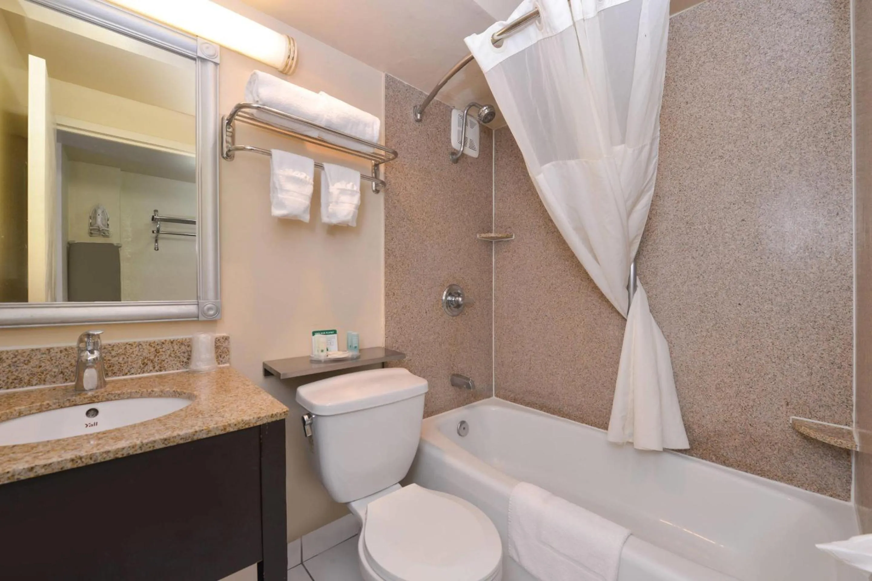 Bedroom in Quality Inn & Suites Montebello - Los Angeles