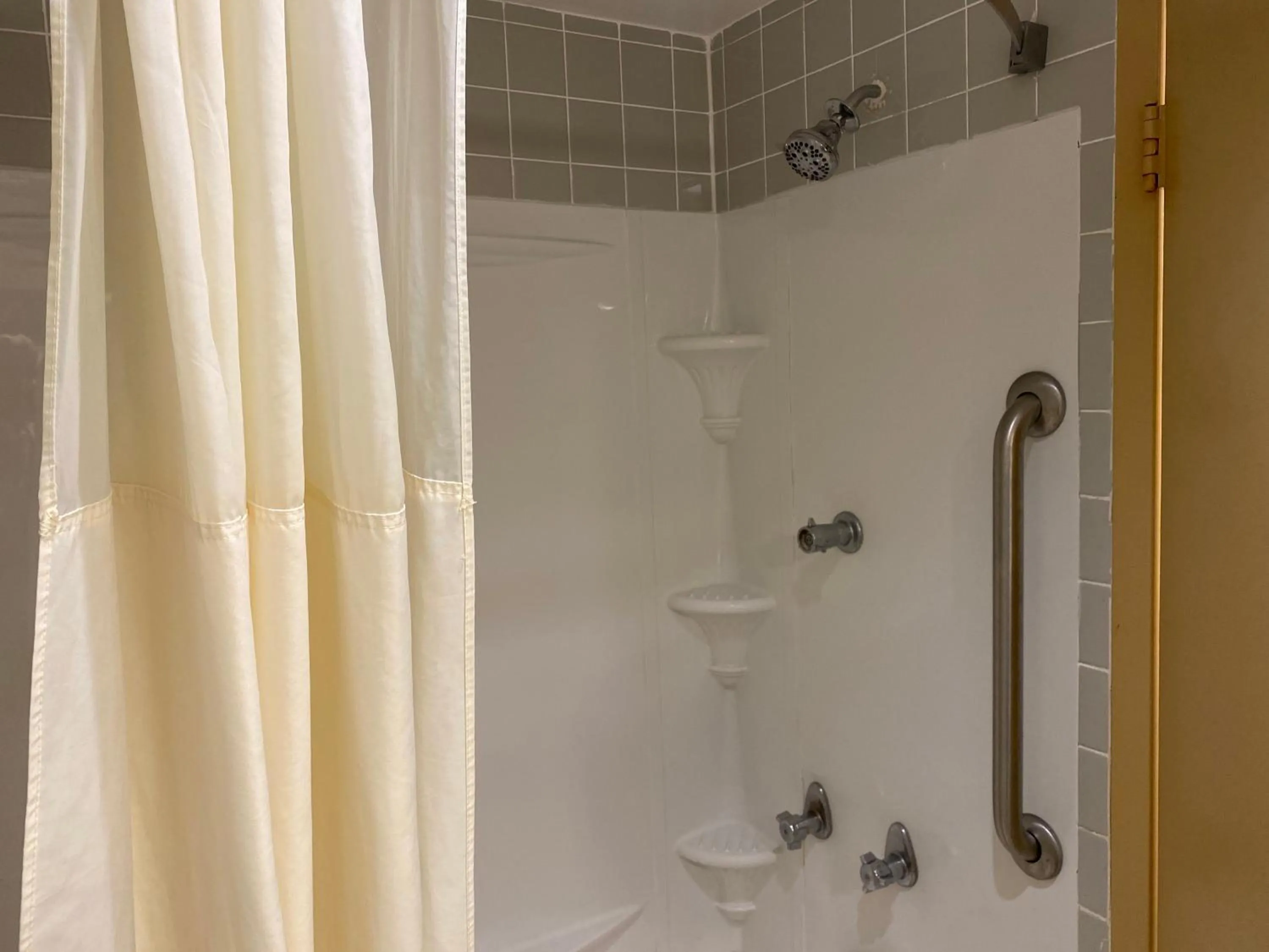 Bathroom in Quality Inn Buffalo Airport