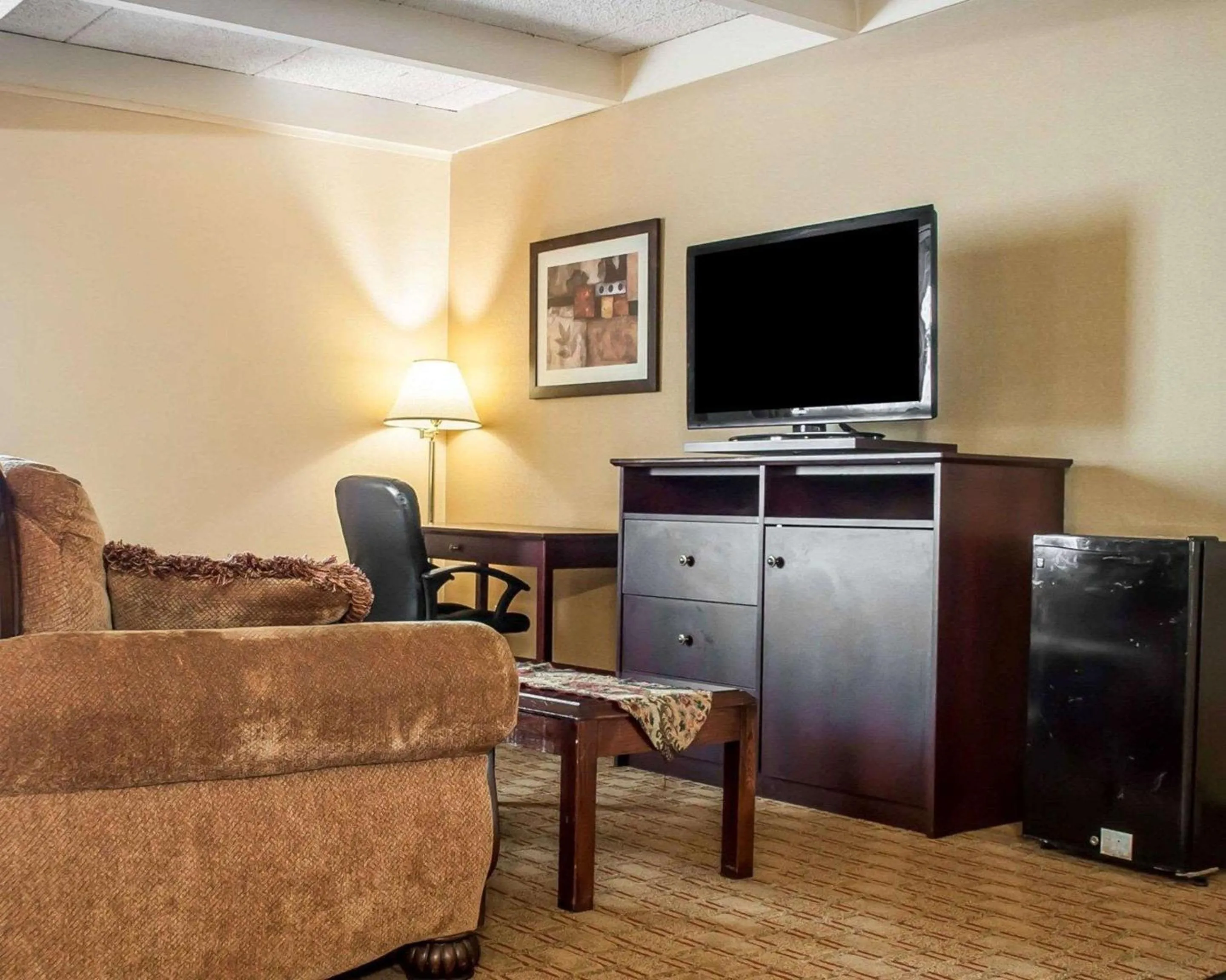 Photo of the whole room in Quality Inn Buffalo Airport