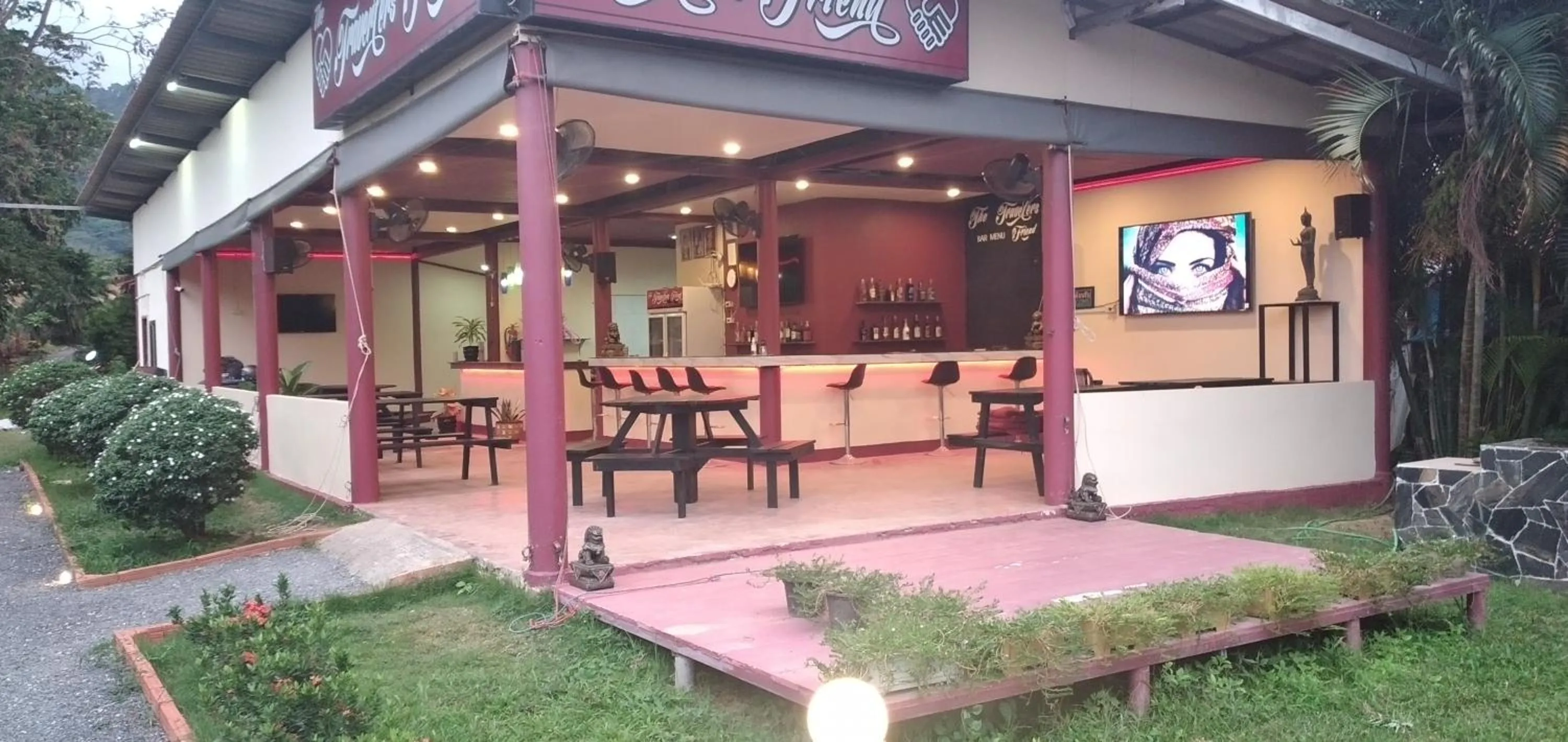 Lounge or bar in The Travelers Friend