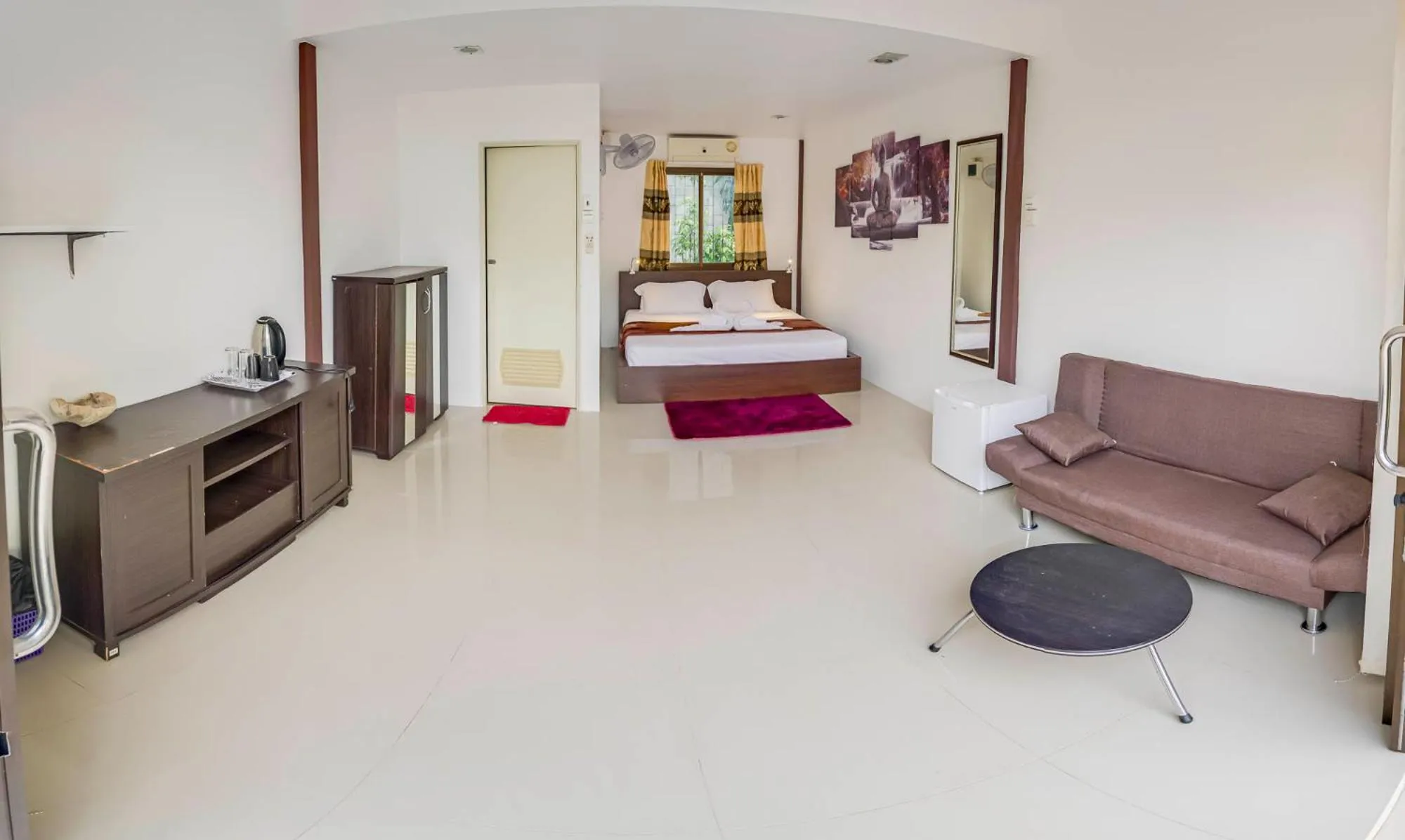 Living room, Bed in The Travelers Friend