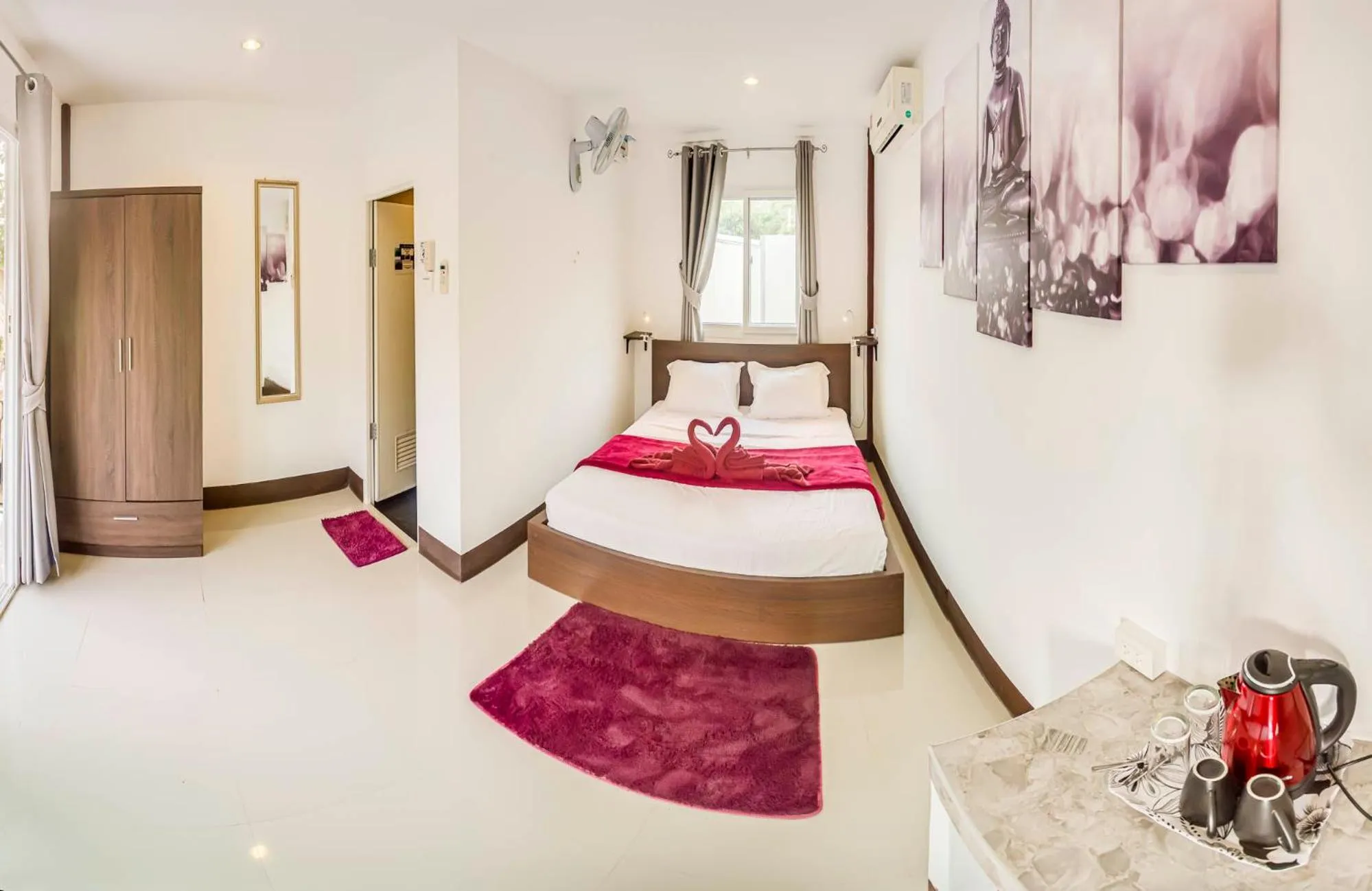 Photo of the whole room, Bed in The Travelers Friend