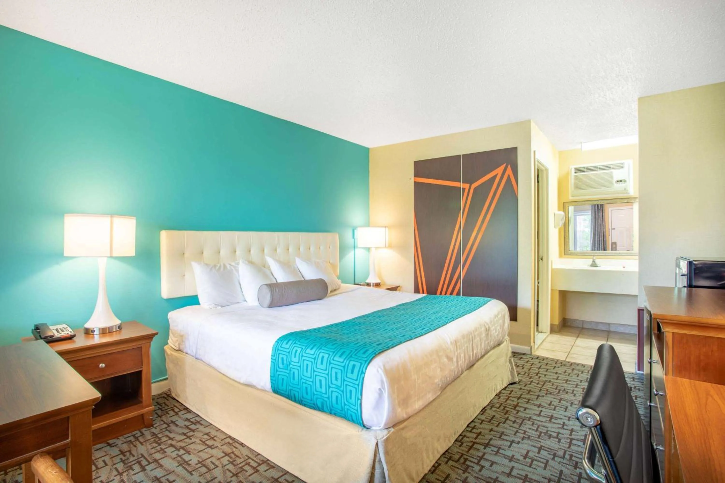 Photo of the whole room, Bed in Howard Johnson by Wyndham Rocky Hill