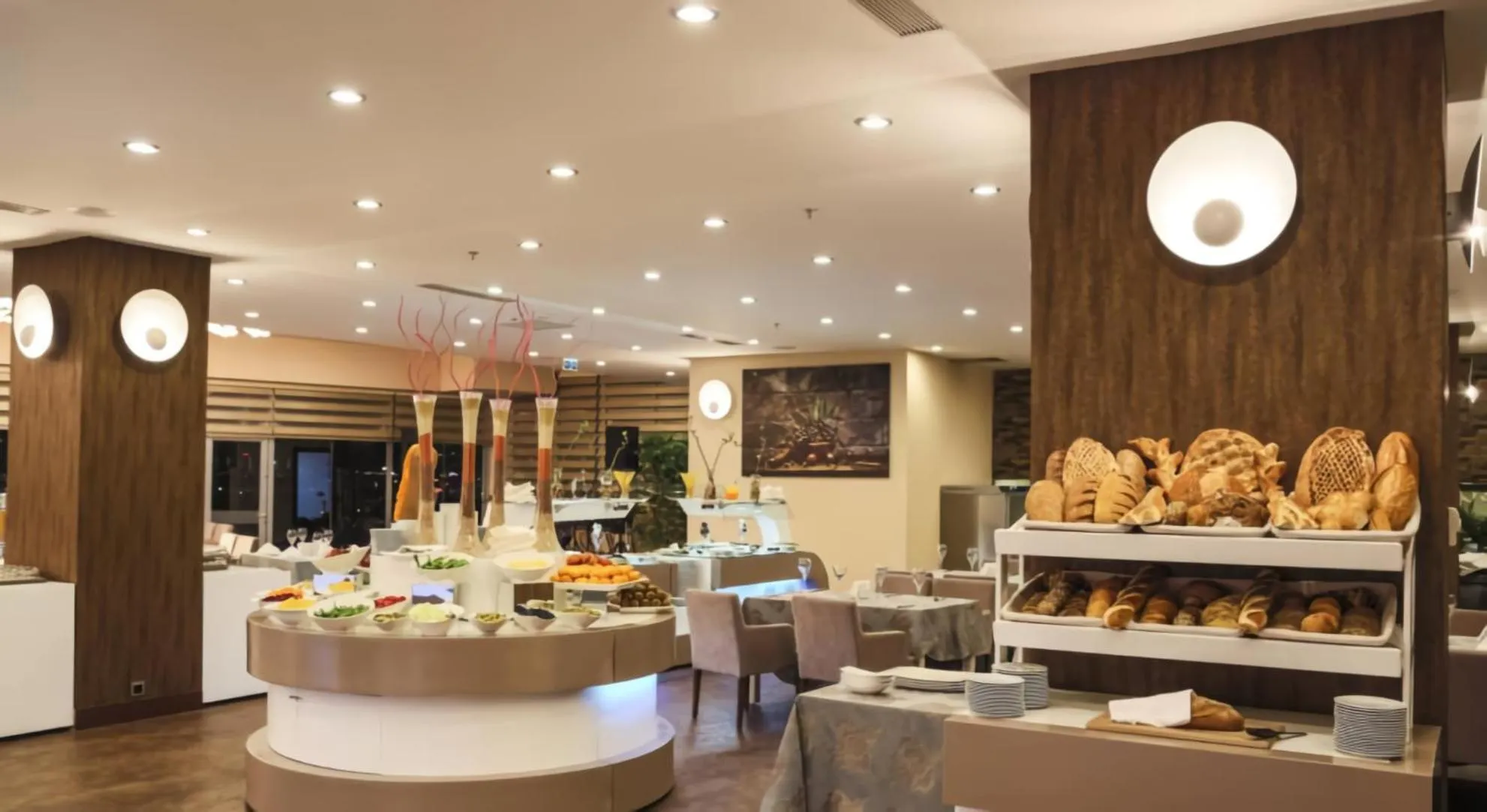 Restaurant/places to eat in Nevali Hotel & Convention Center