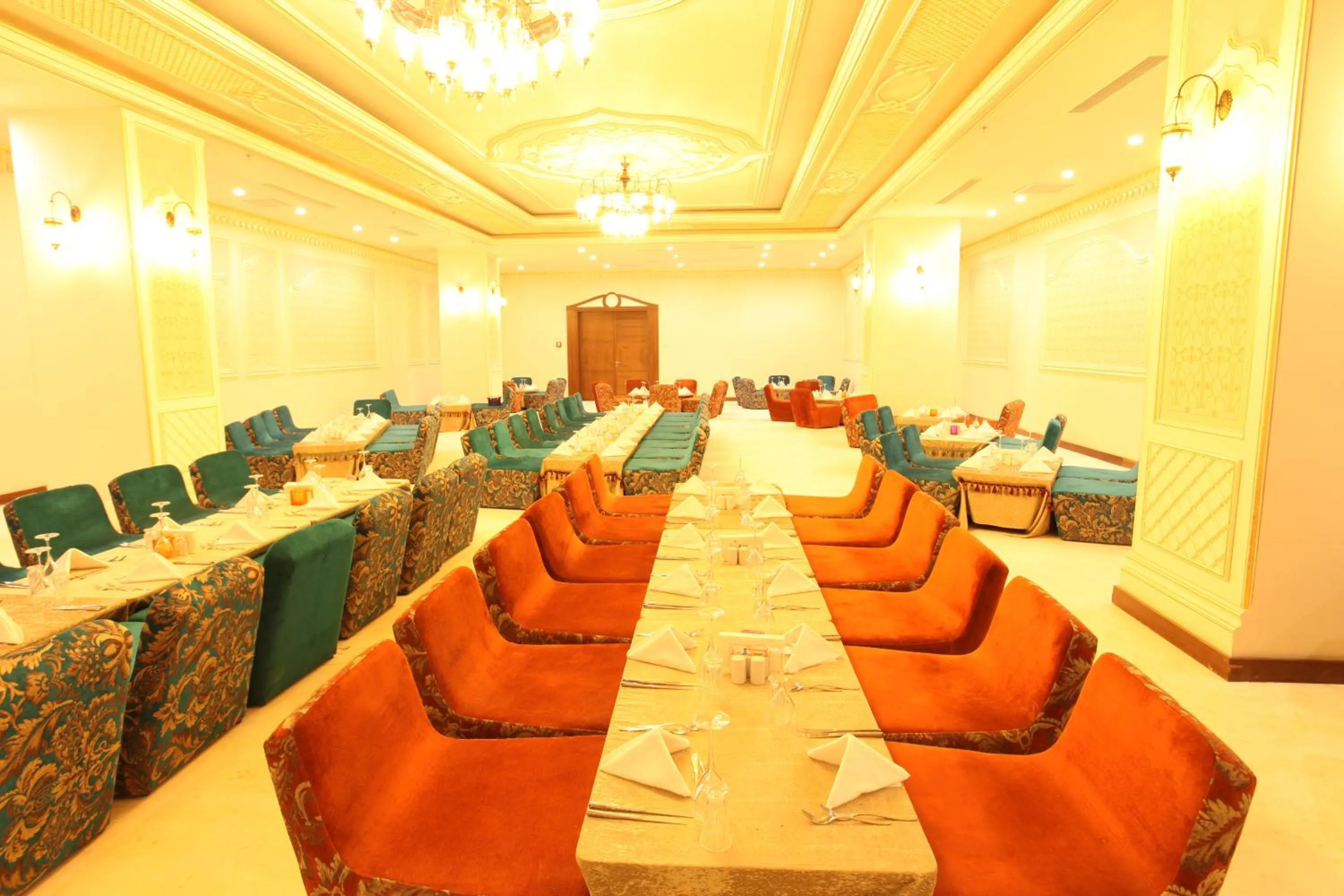 Restaurant/places to eat in Nevali Hotel & Convention Center