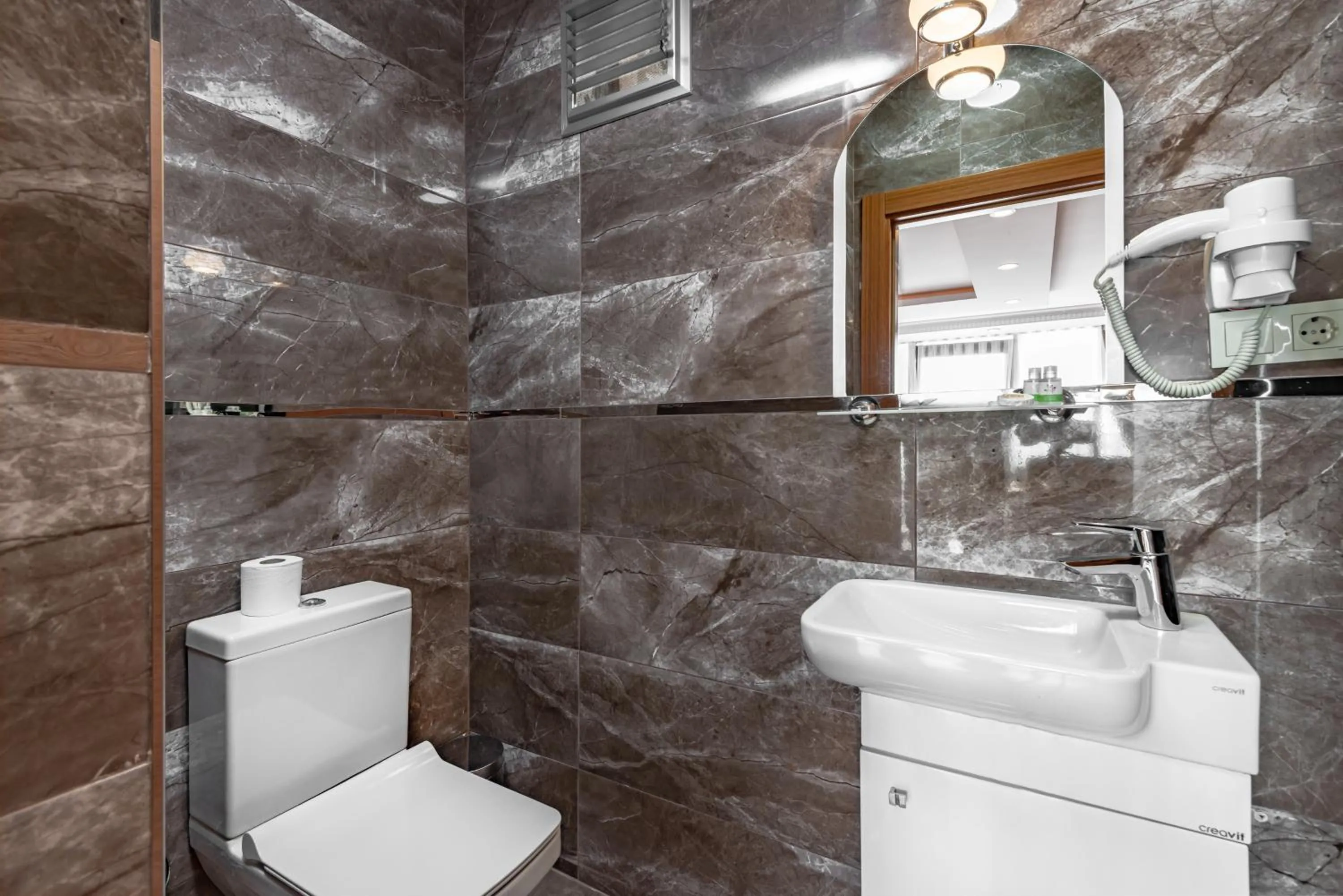 Queen Studio in OASIS SUITES OLD CITY