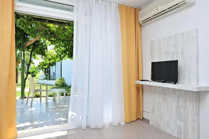 Communal lounge/ TV room in Afytos Akcay Tatil Koyu