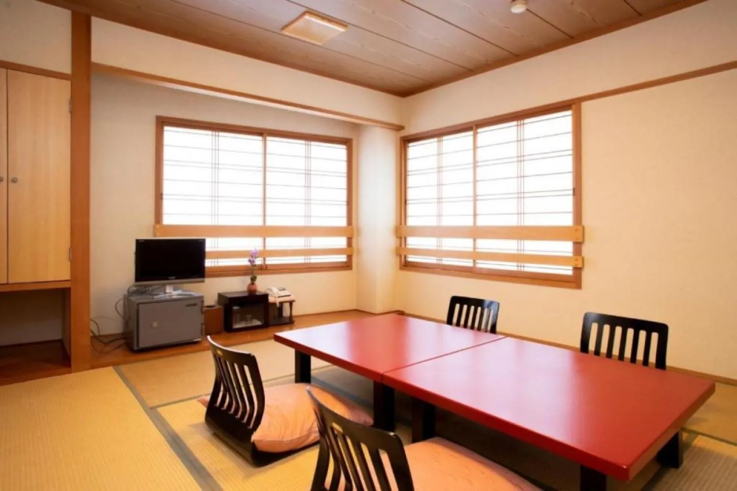 Photo of the whole room in Saigiku