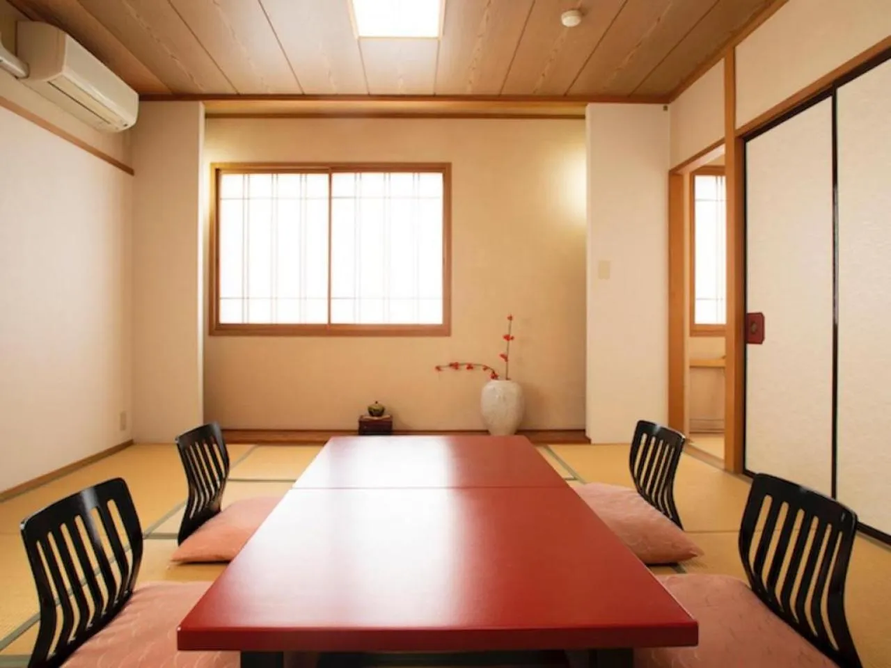 Photo of the whole room in Saigiku