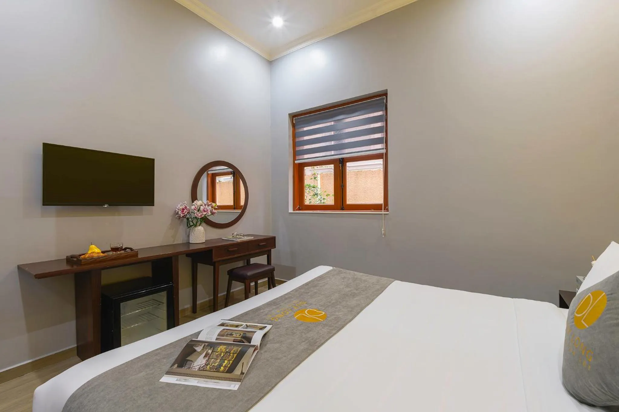 Property building, Bed in Duy Long Hotel