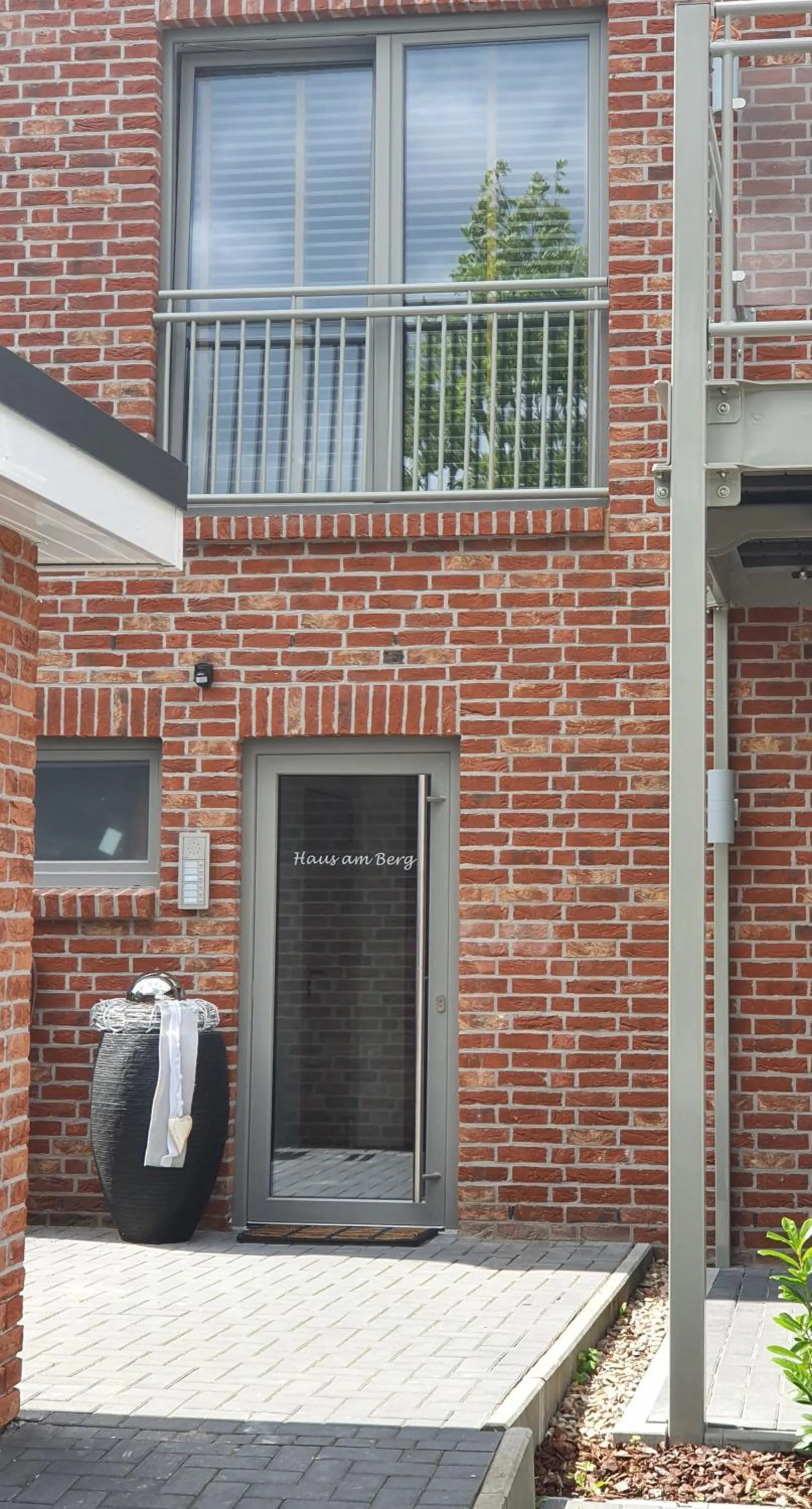 Facade/entrance in Apartmenthaus in Papenburg