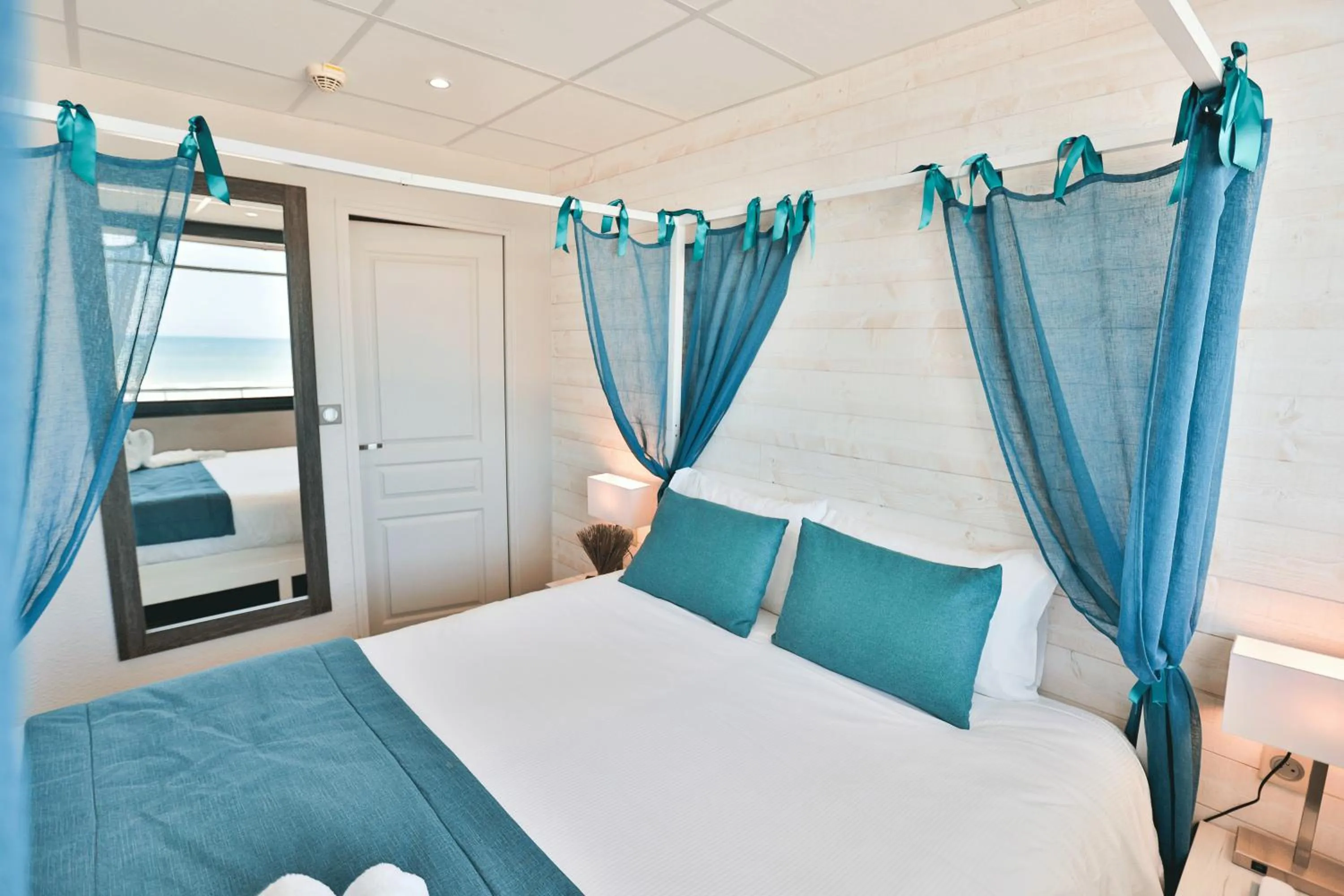 Bed in The Originals Boutique, Hôtel Neptune, Berck-sur-Mer