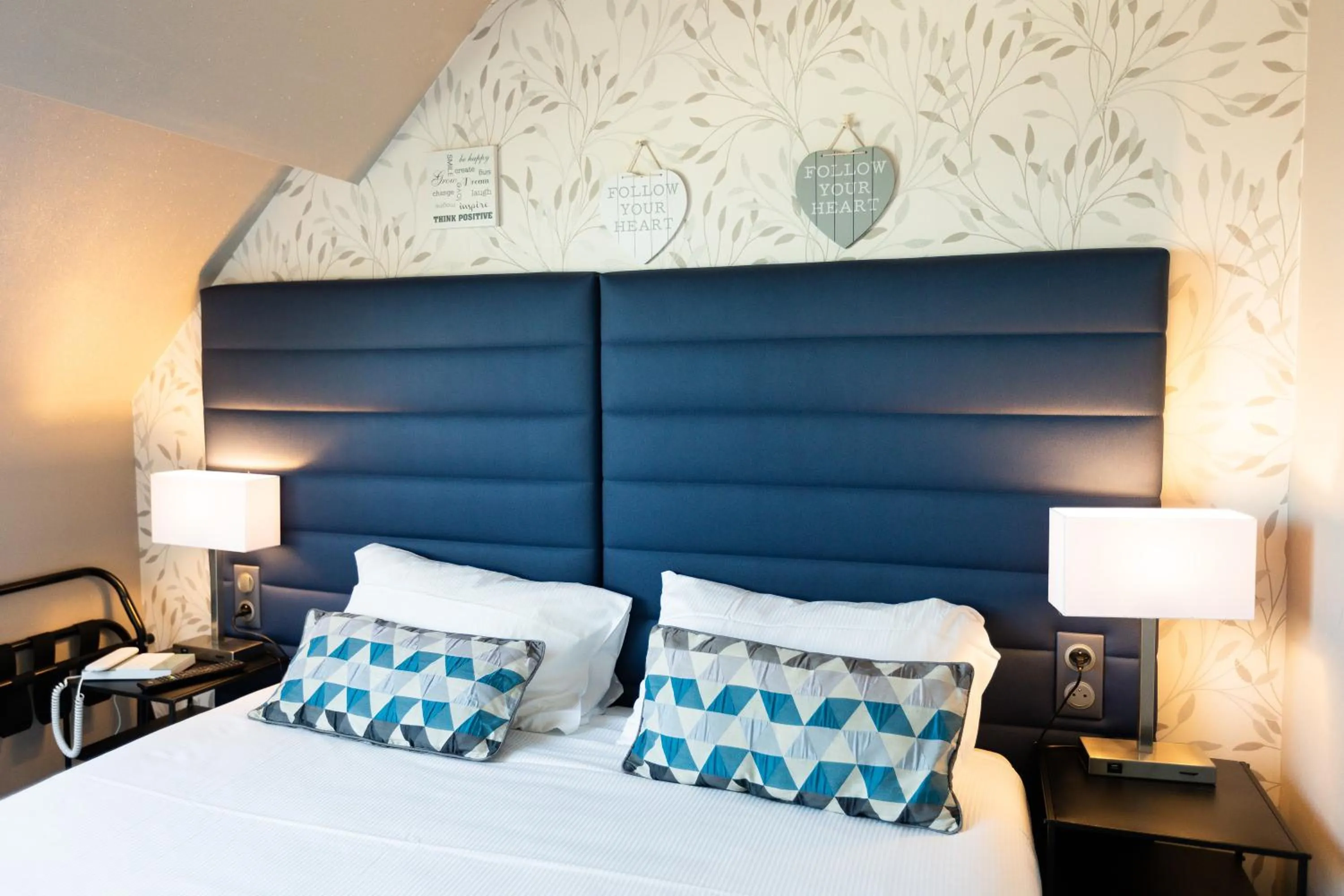 Bed in The Originals Boutique, Hôtel Neptune, Berck-sur-Mer