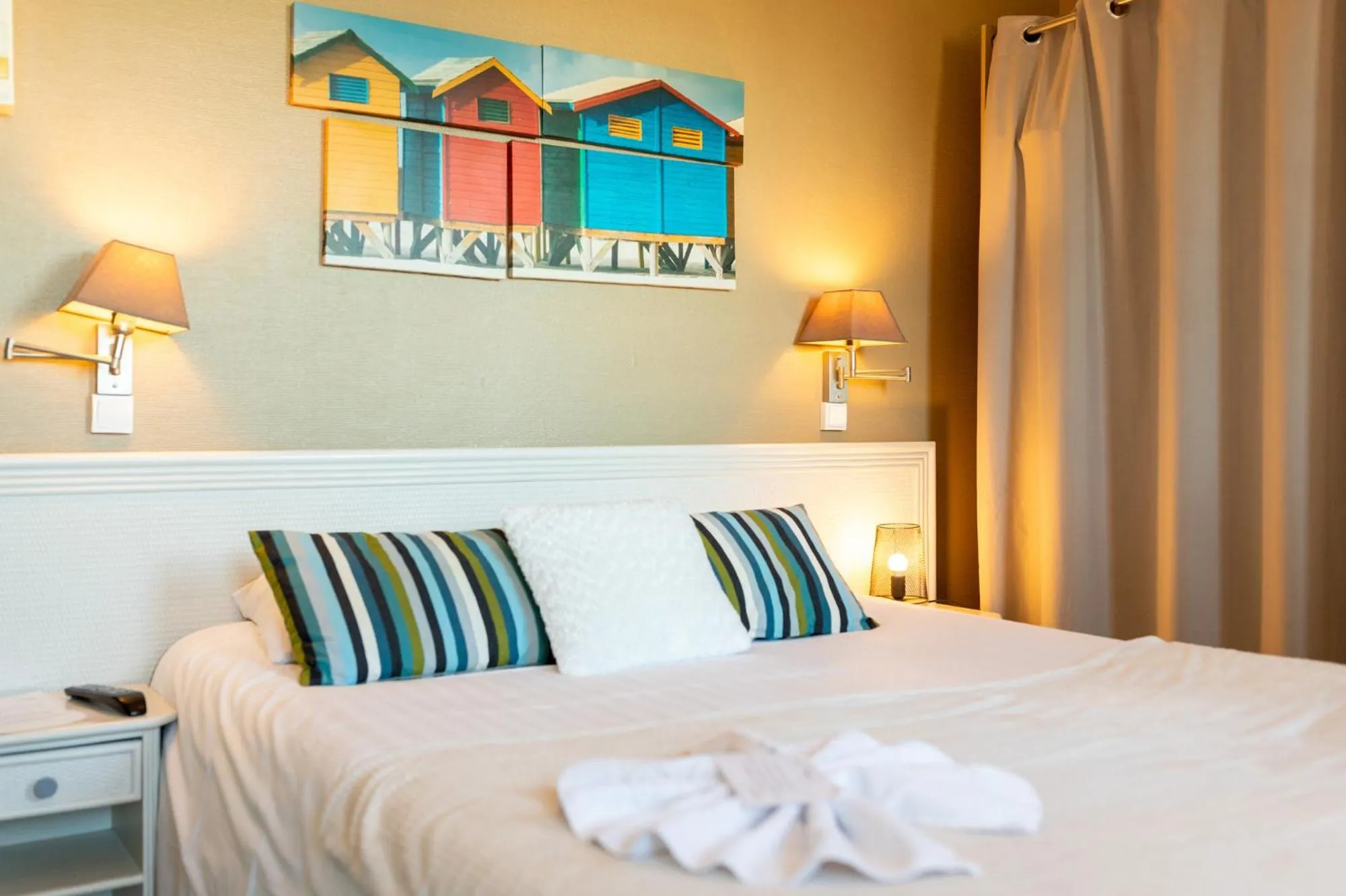 Bed in The Originals Boutique, Hôtel Neptune, Berck-sur-Mer