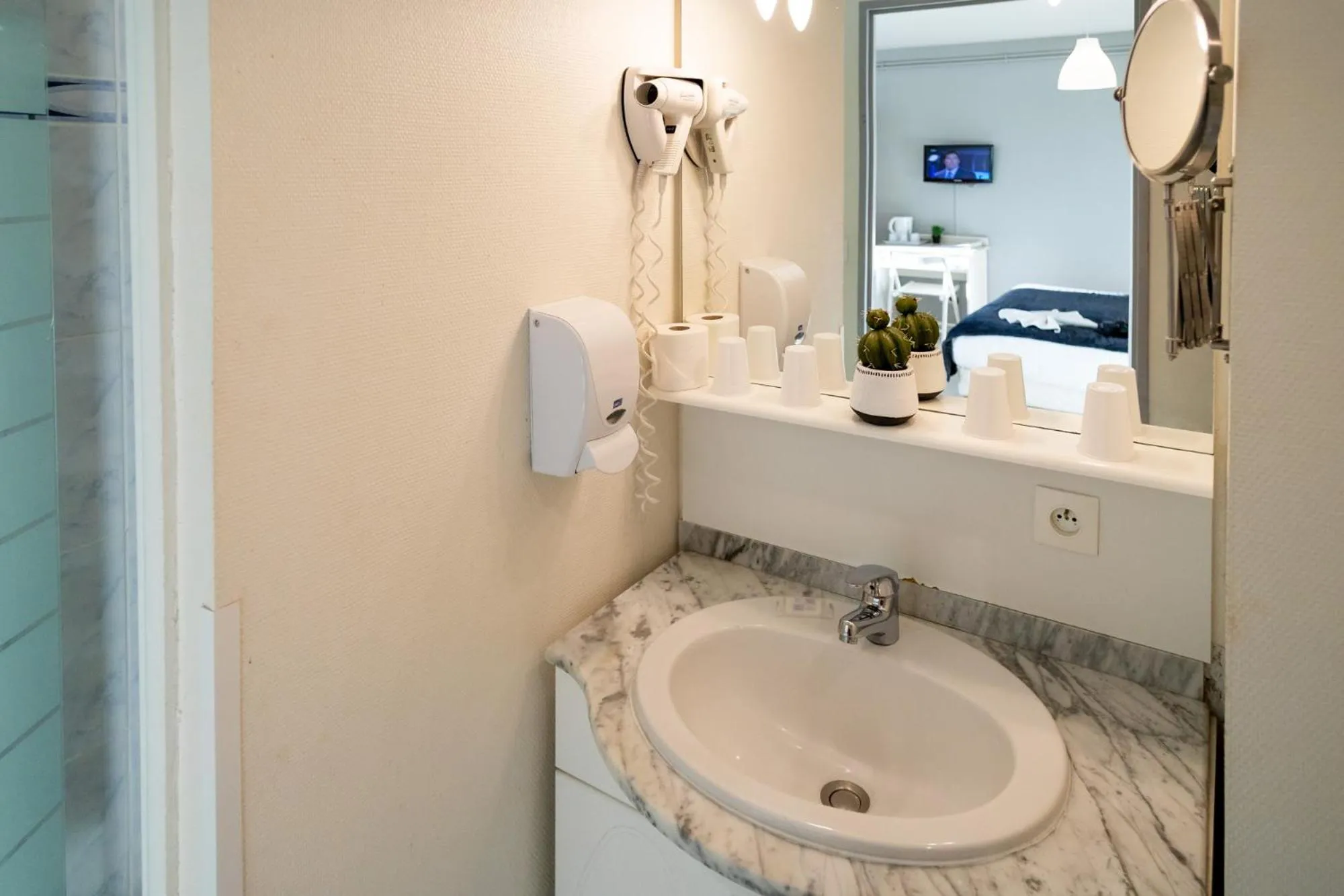 Bathroom in The Originals Boutique, Hôtel Neptune, Berck-sur-Mer
