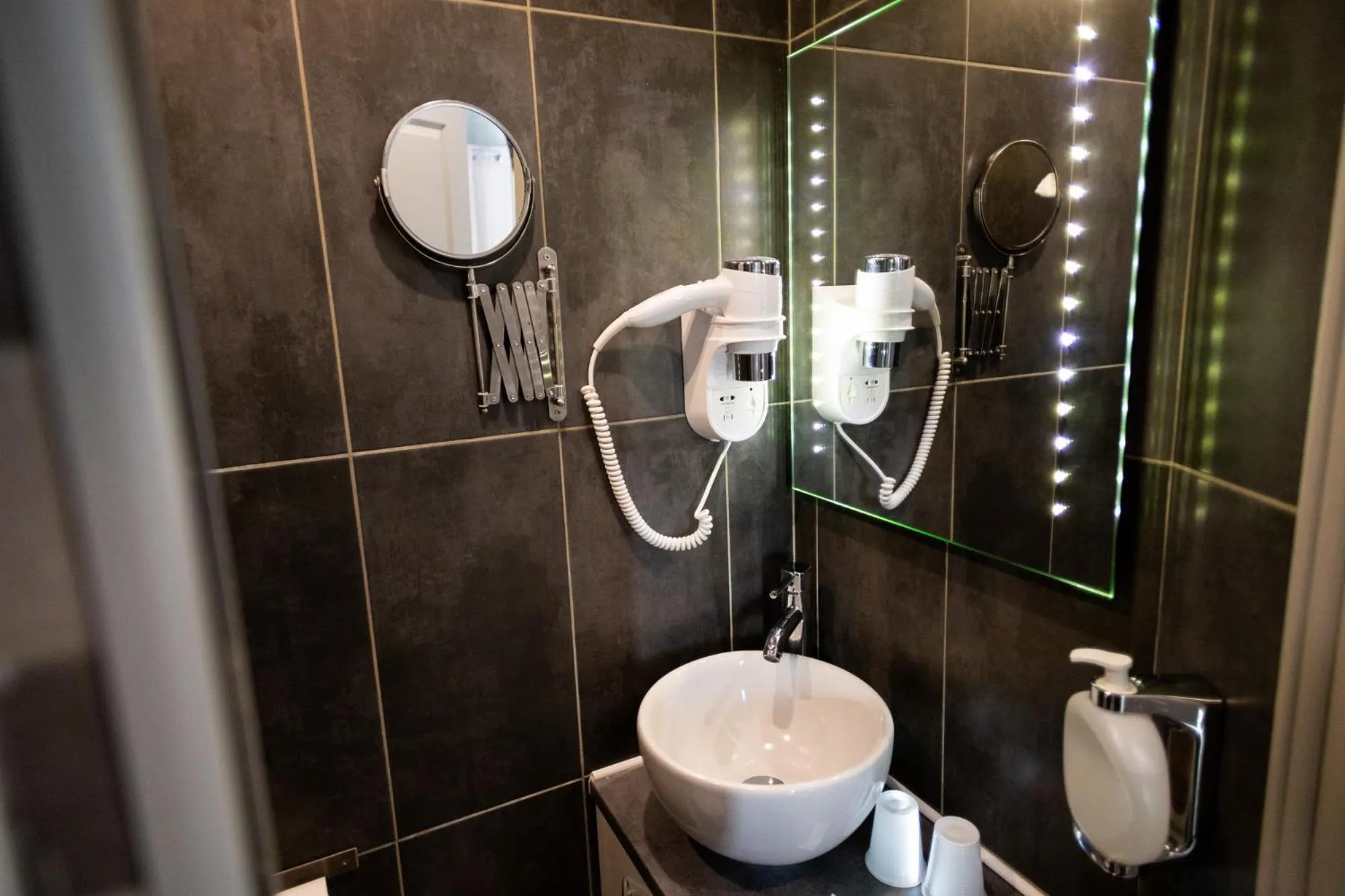Shower in The Originals Boutique, Hôtel Neptune, Berck-sur-Mer