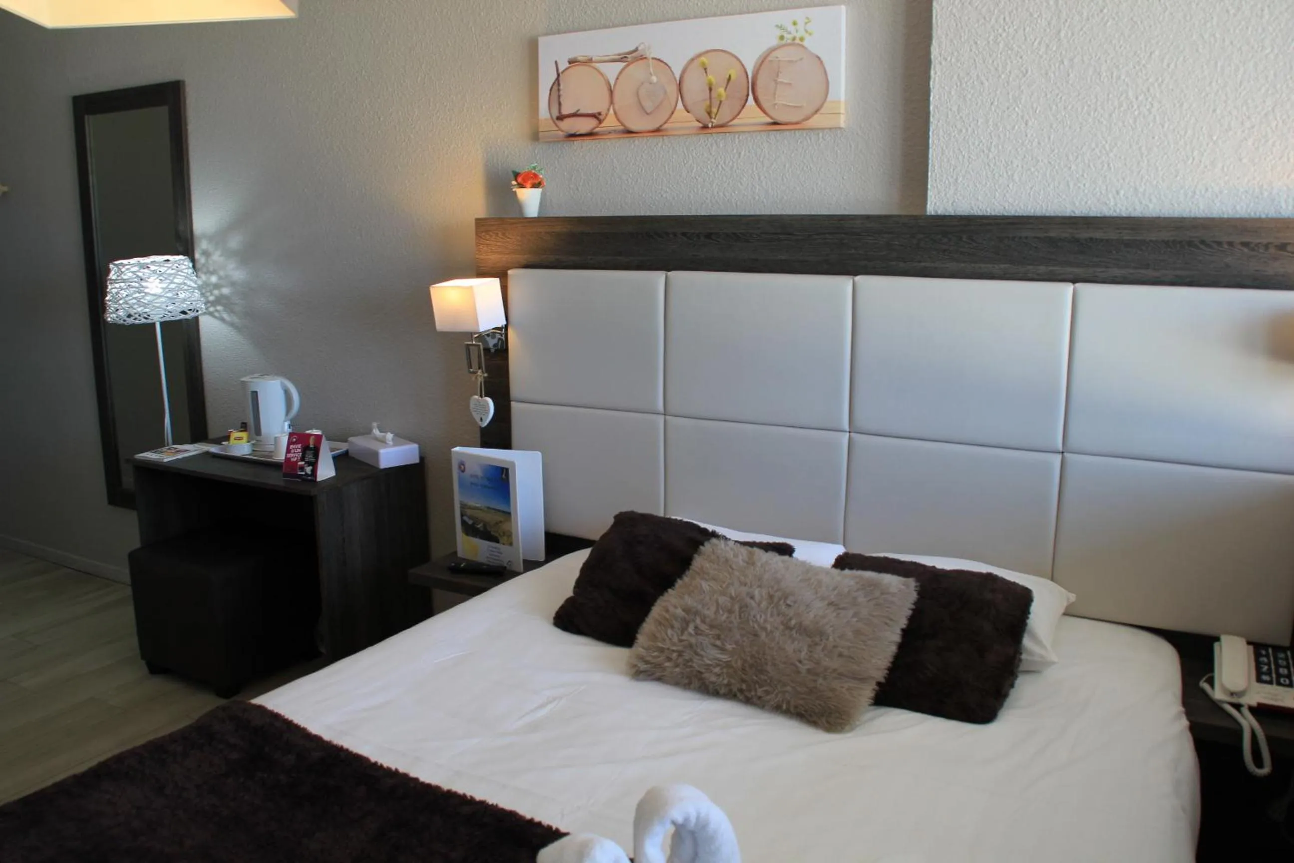 Bathroom, Bed in The Originals Boutique, Hôtel Neptune, Berck-sur-Mer