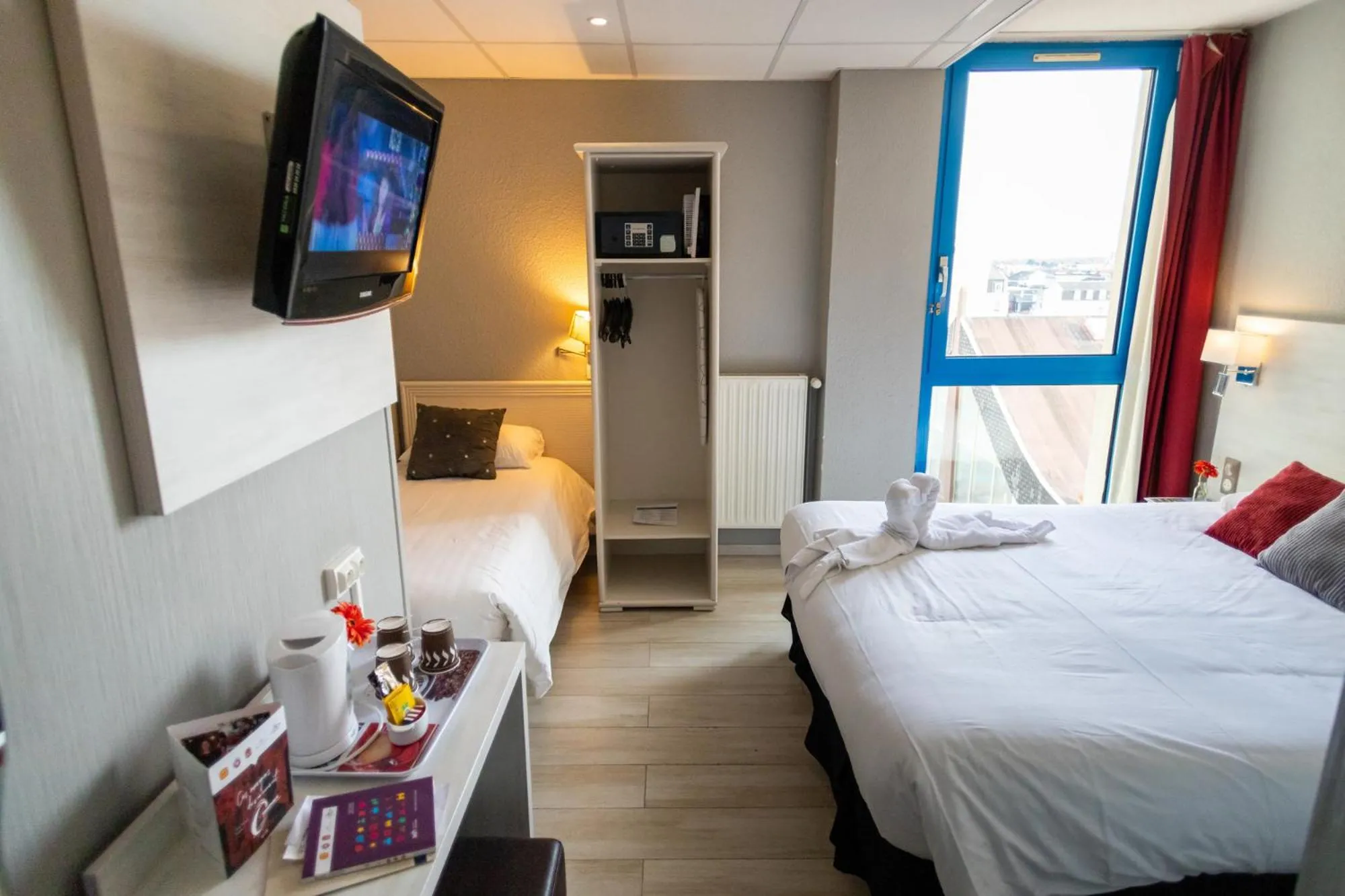 Photo of the whole room, Bed in The Originals Boutique, Hôtel Neptune, Berck-sur-Mer