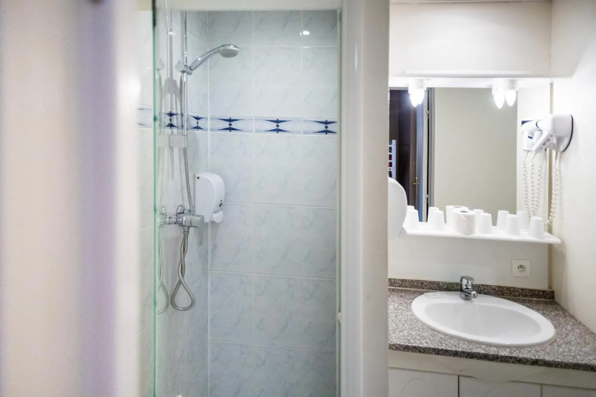 Shower in The Originals Boutique, Hôtel Neptune, Berck-sur-Mer