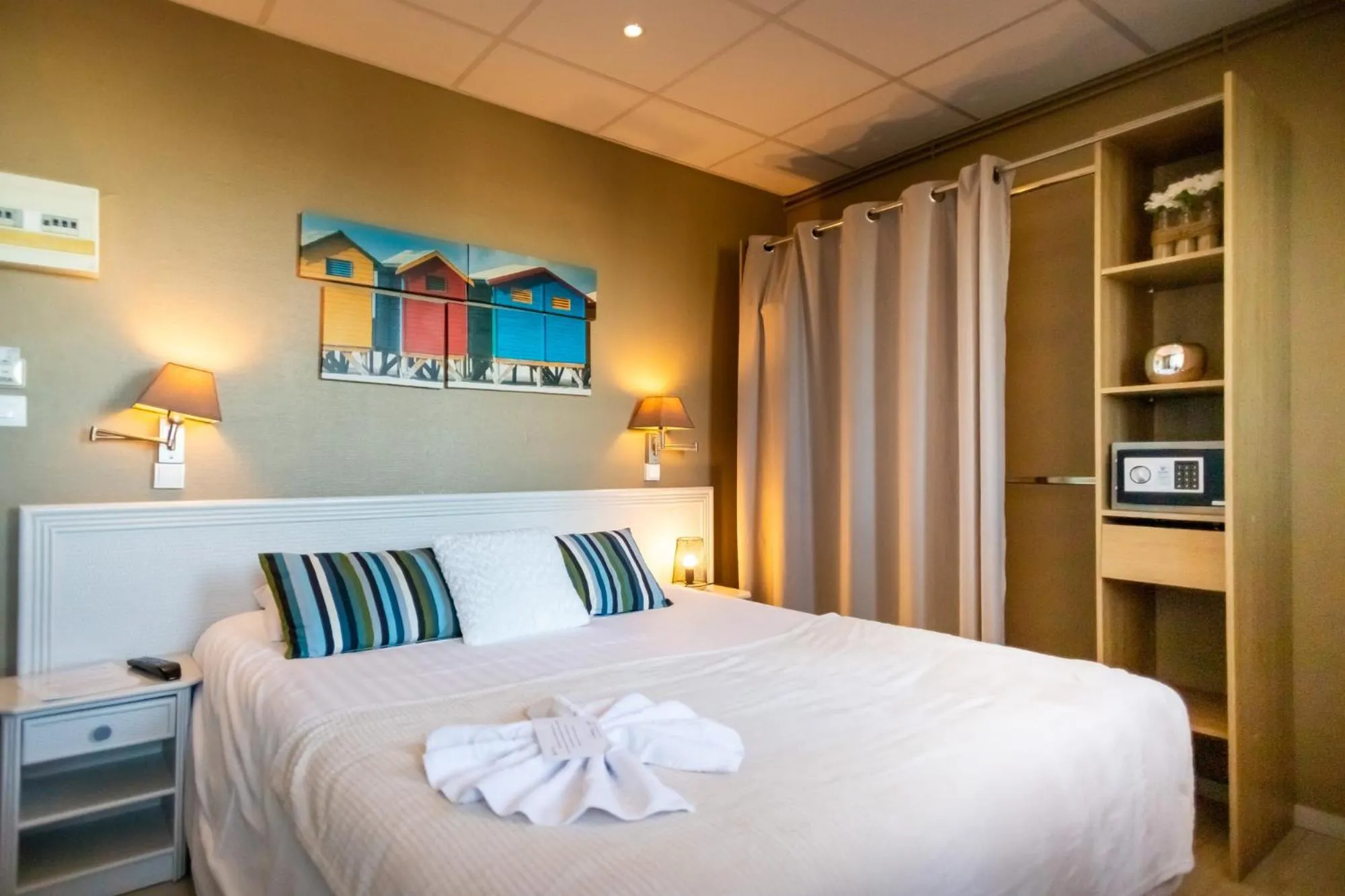 Bed in The Originals Boutique, Hôtel Neptune, Berck-sur-Mer