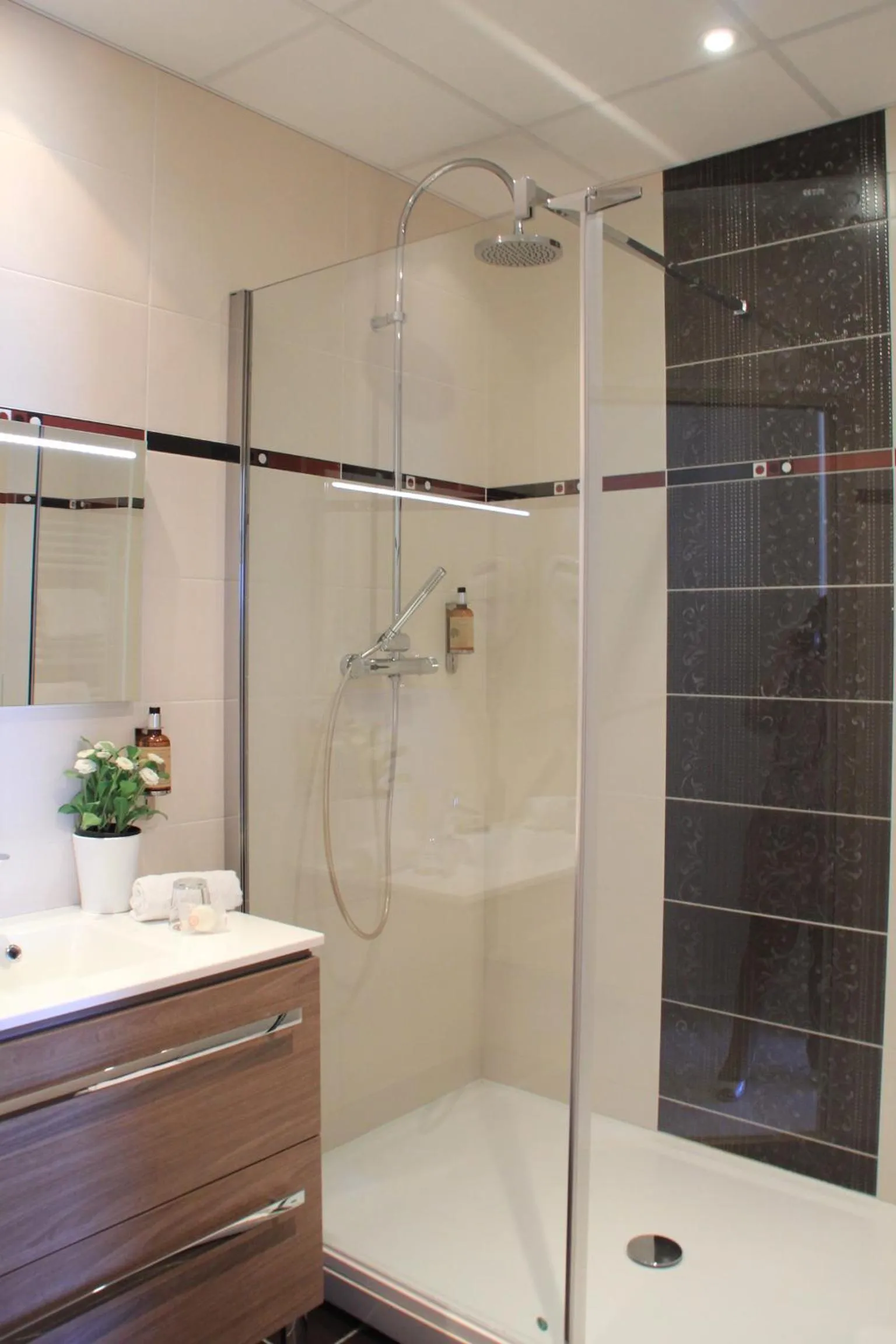 Bathroom in The Originals Boutique, Hôtel Neptune, Berck-sur-Mer