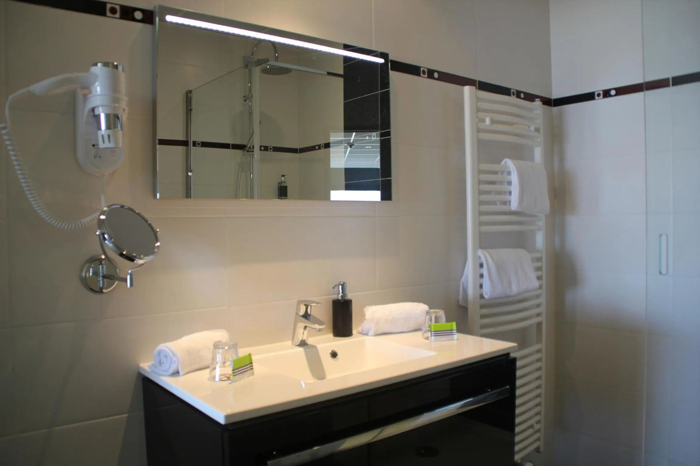 Bathroom in The Originals Boutique, Hôtel Neptune, Berck-sur-Mer