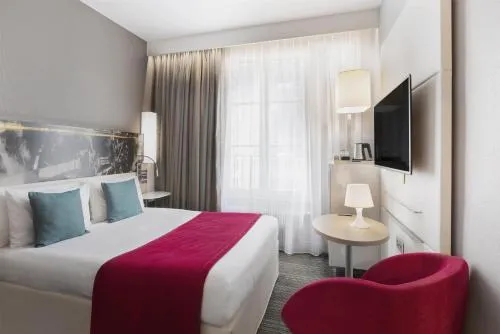 Bedroom, Bed in East Side House Paris