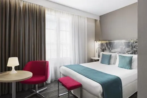 Bedroom, Bed in East Side House Paris