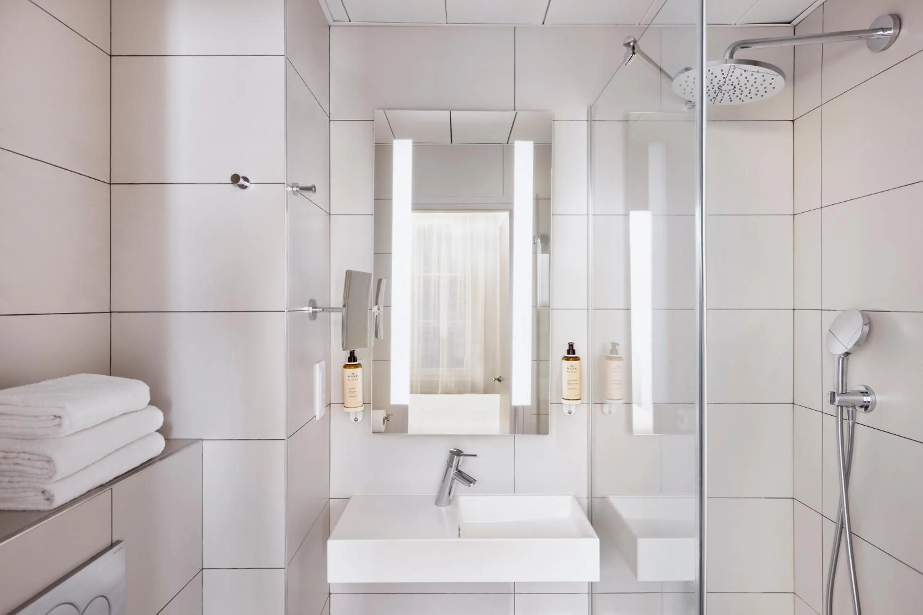 Bathroom in East Side House Paris