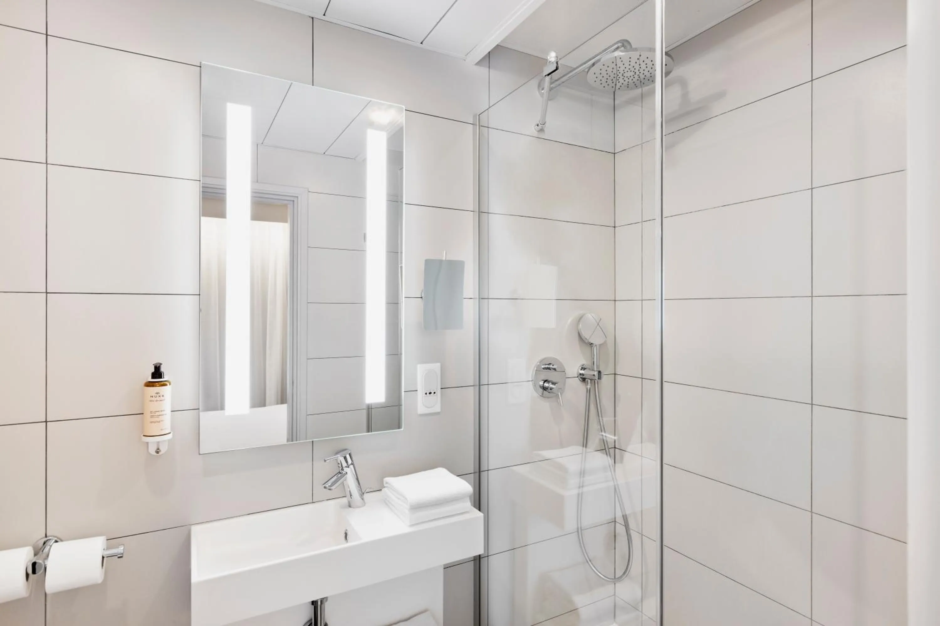 Bathroom in East Side House Paris