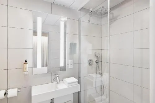 Bathroom in East Side House Paris