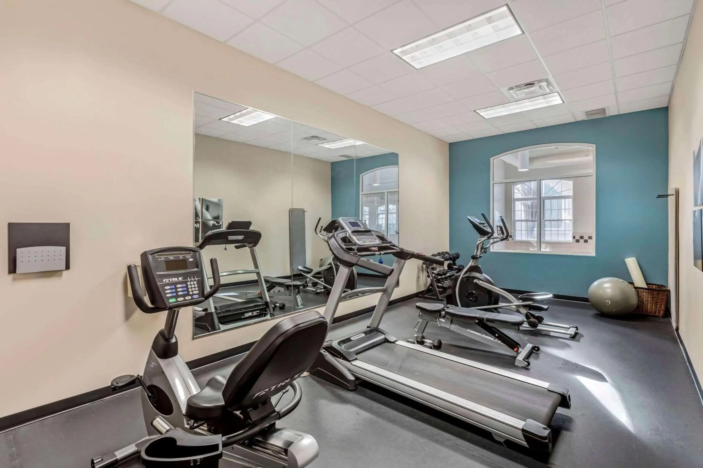 Fitness centre/facilities in Country Inn & Suites by Radisson, Elk Grove Village-Itasca