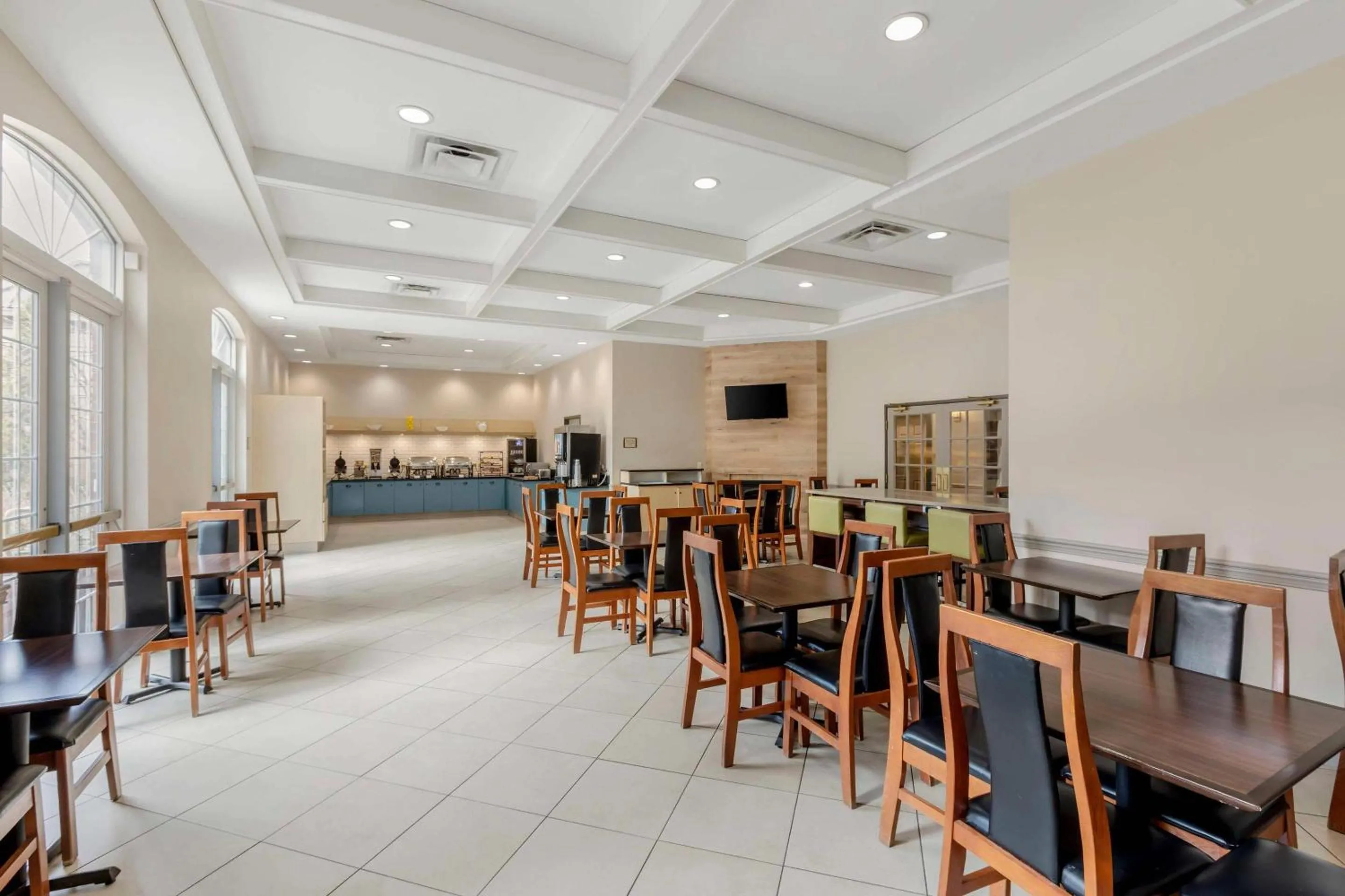 Breakfast in Country Inn & Suites by Radisson, Elk Grove Village-Itasca
