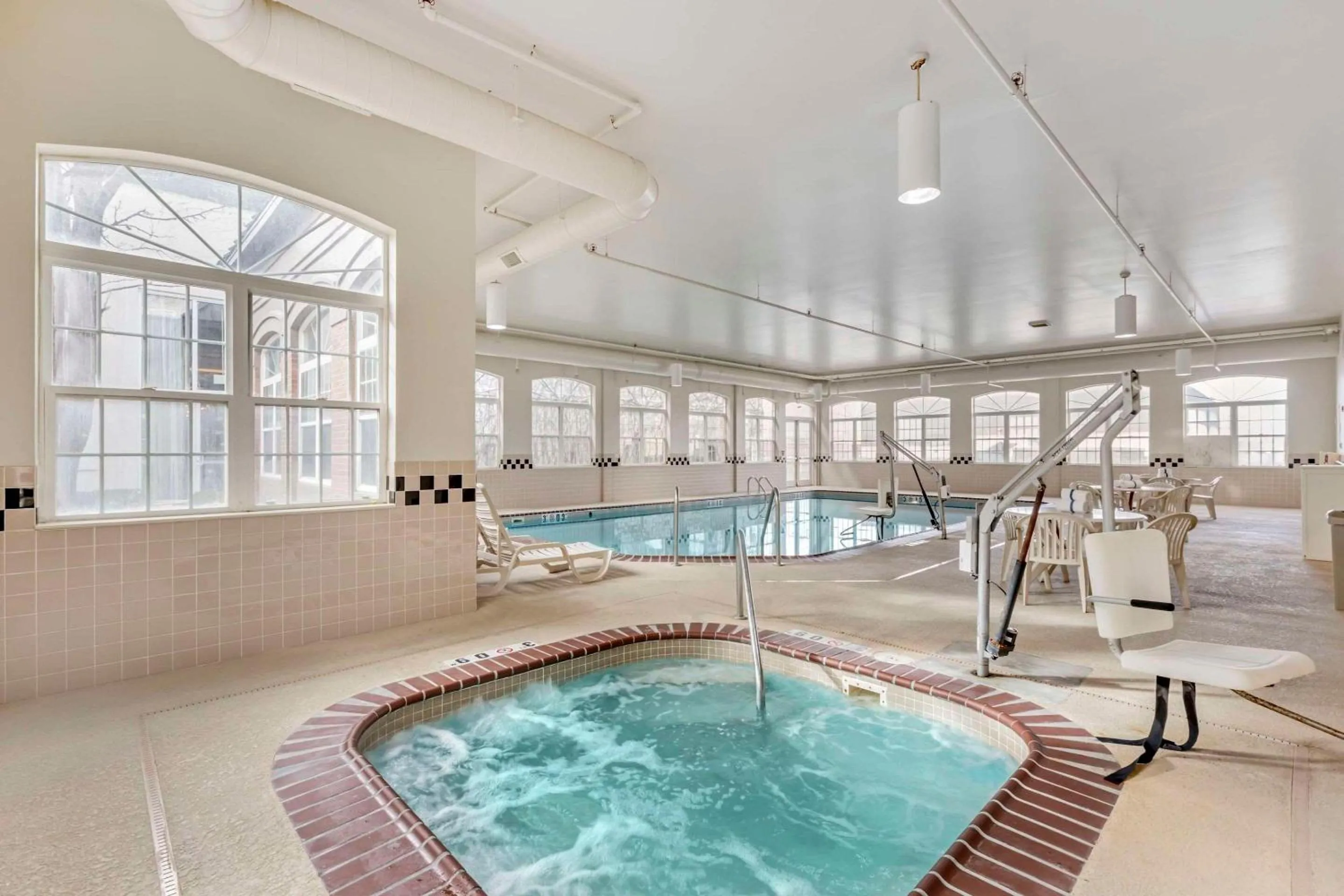 Swimming pool in Country Inn & Suites by Radisson, Elk Grove Village-Itasca