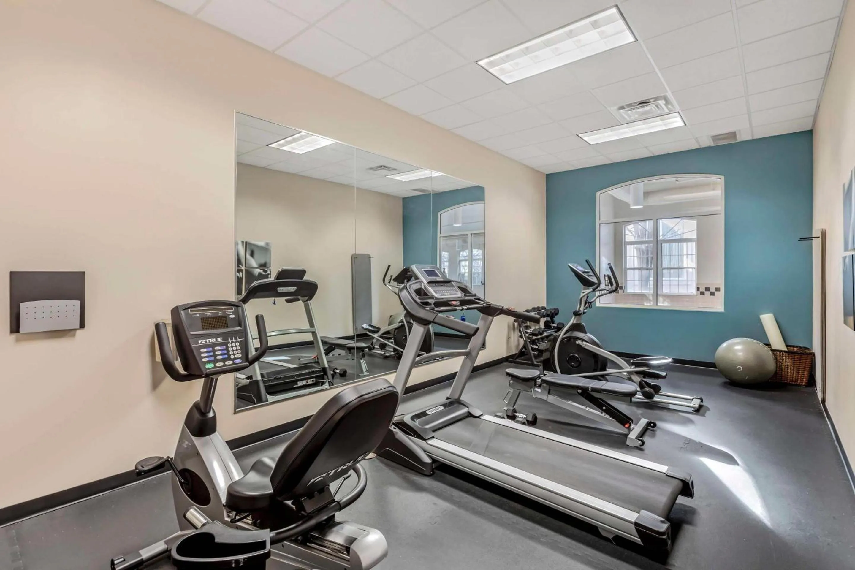 Fitness centre/facilities in Country Inn & Suites by Radisson, Elk Grove Village-Itasca