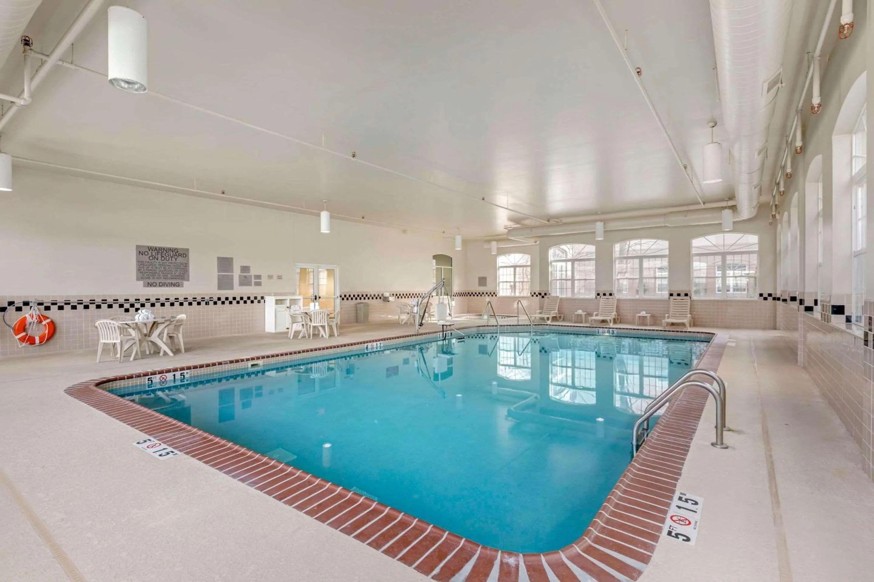 Swimming pool in Country Inn & Suites by Radisson, Elk Grove Village-Itasca