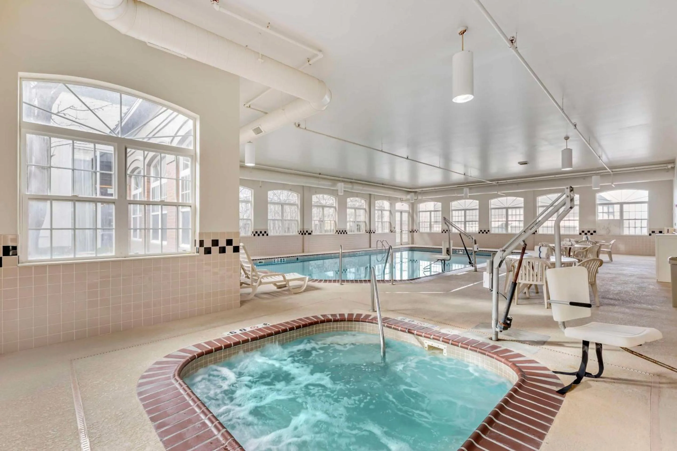 Swimming pool in Country Inn & Suites by Radisson, Elk Grove Village-Itasca