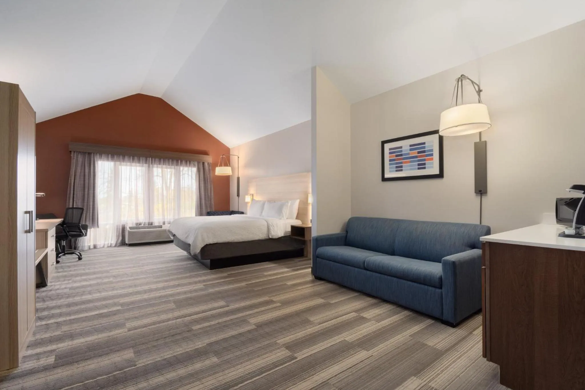 Photo of the whole room, Bed in Holiday Inn Express Hotel & Suites Saginaw by IHG