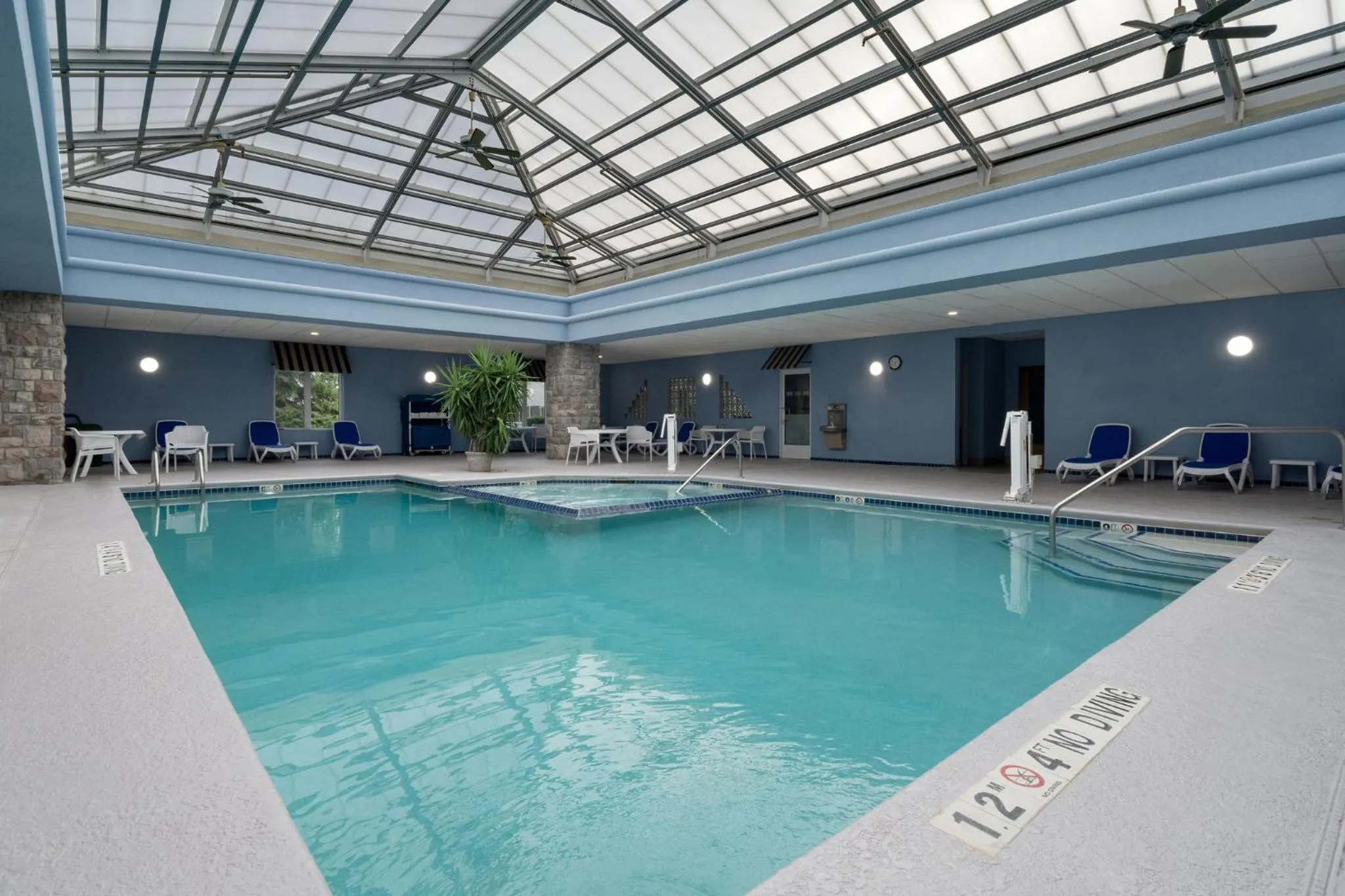 Swimming pool in Holiday Inn Express Hotel & Suites Saginaw by IHG