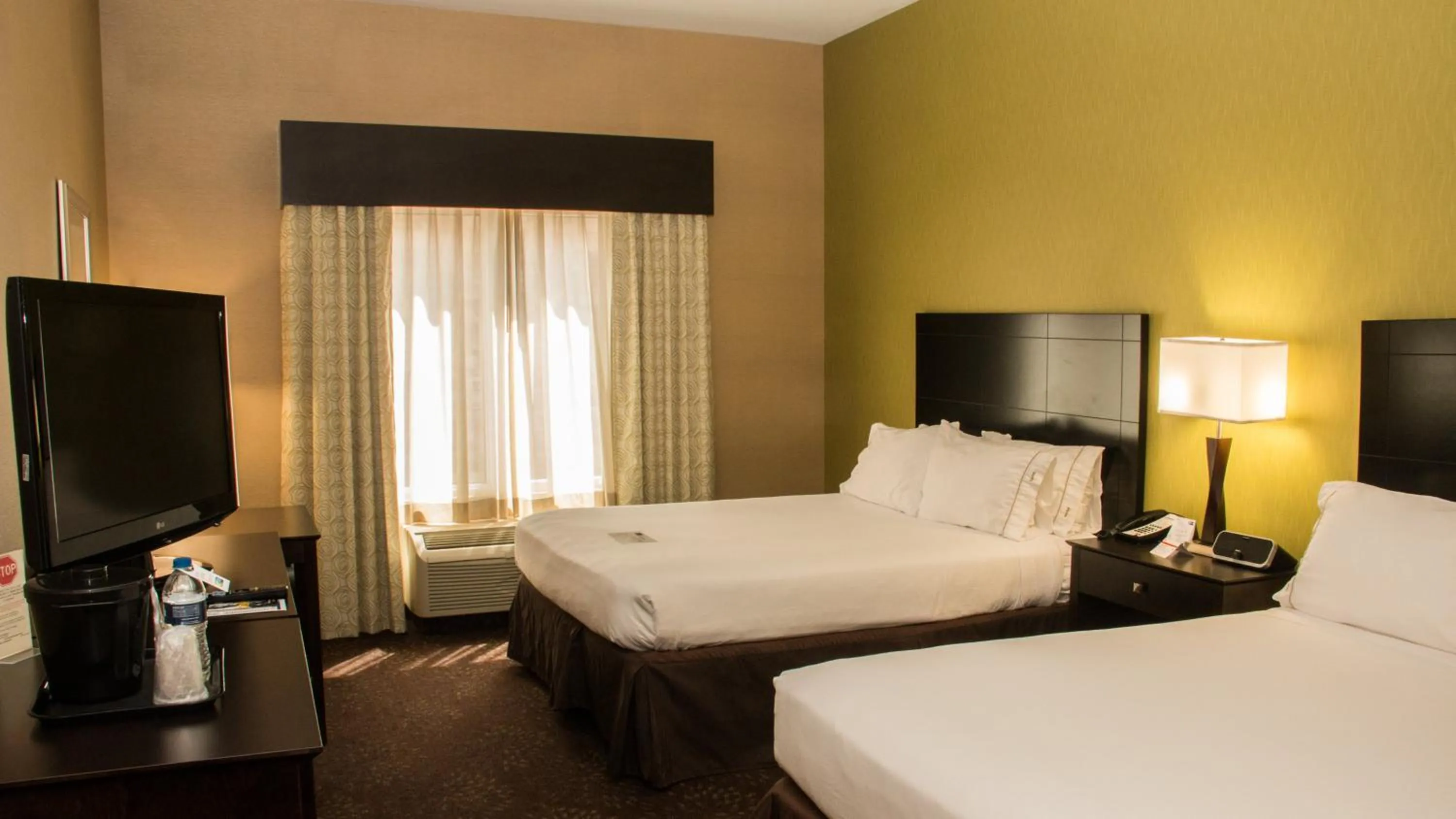 Photo of the whole room, Bed in Holiday Inn Express Hotel & Suites Saginaw by IHG