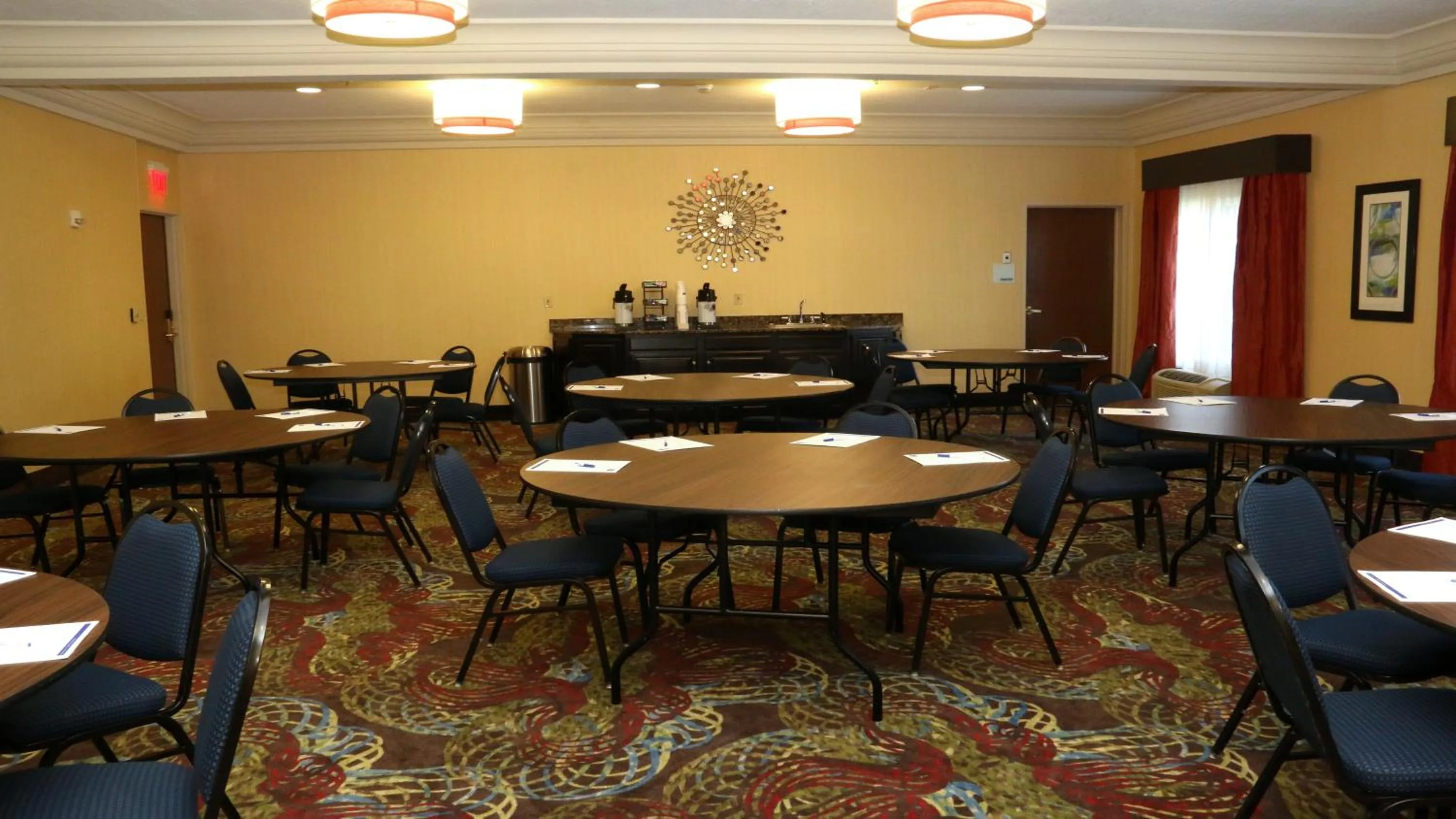 Meeting/conference room in Holiday Inn Express Hotel & Suites Saginaw by IHG