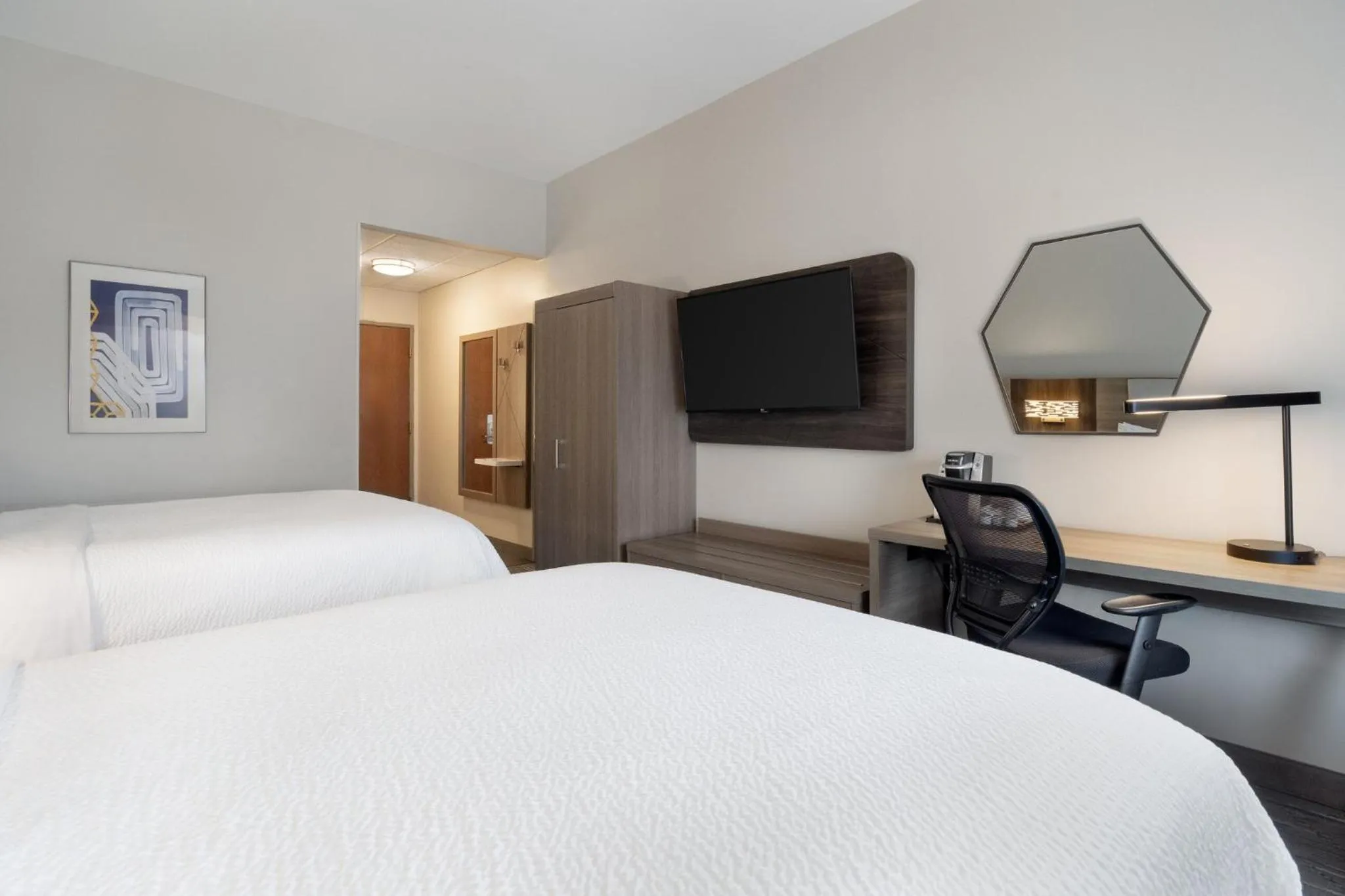 Photo of the whole room, Bed in Holiday Inn Express Hotel & Suites Saginaw by IHG
