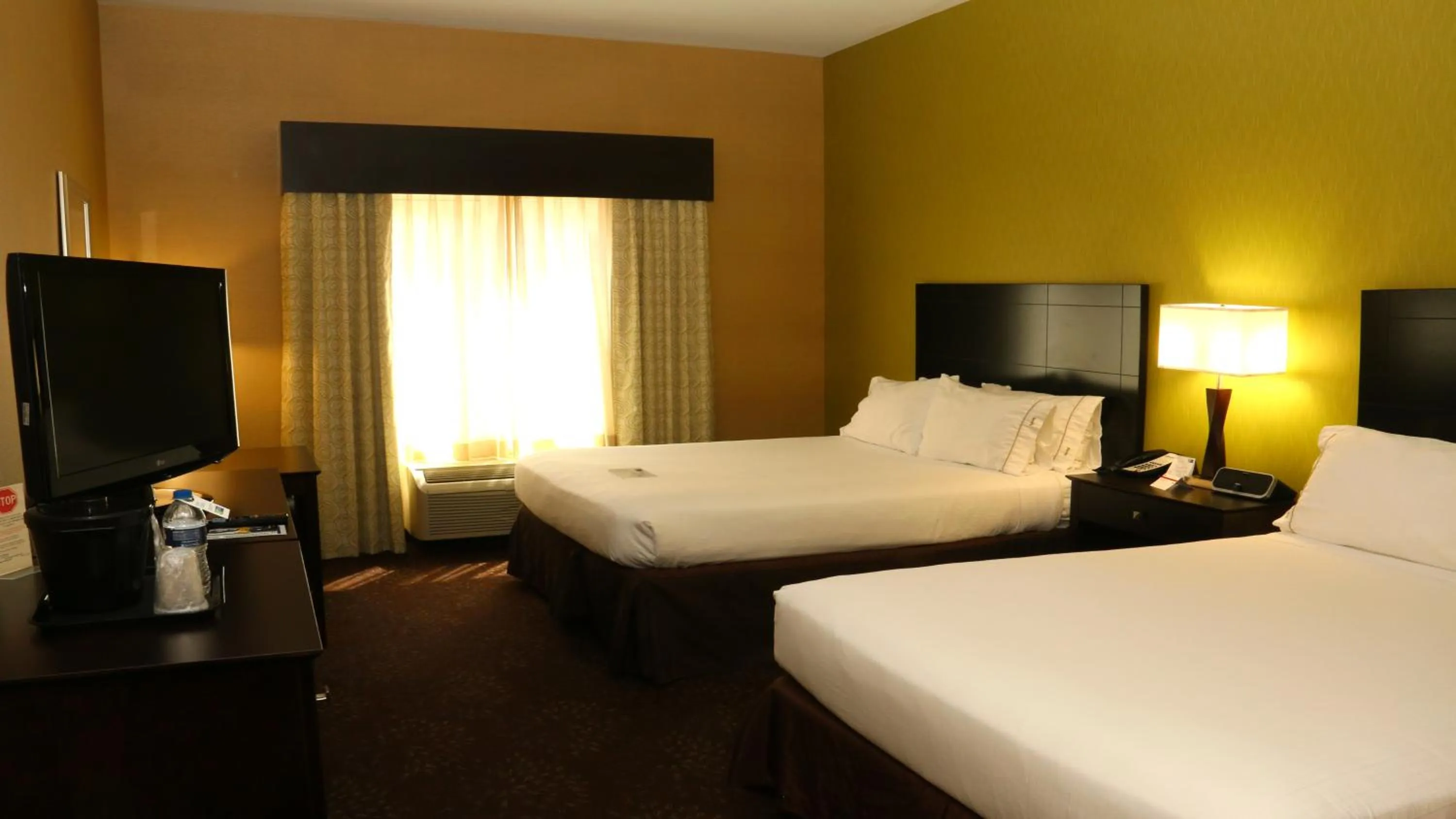 Bedroom, Bed in Holiday Inn Express Hotel & Suites Saginaw by IHG