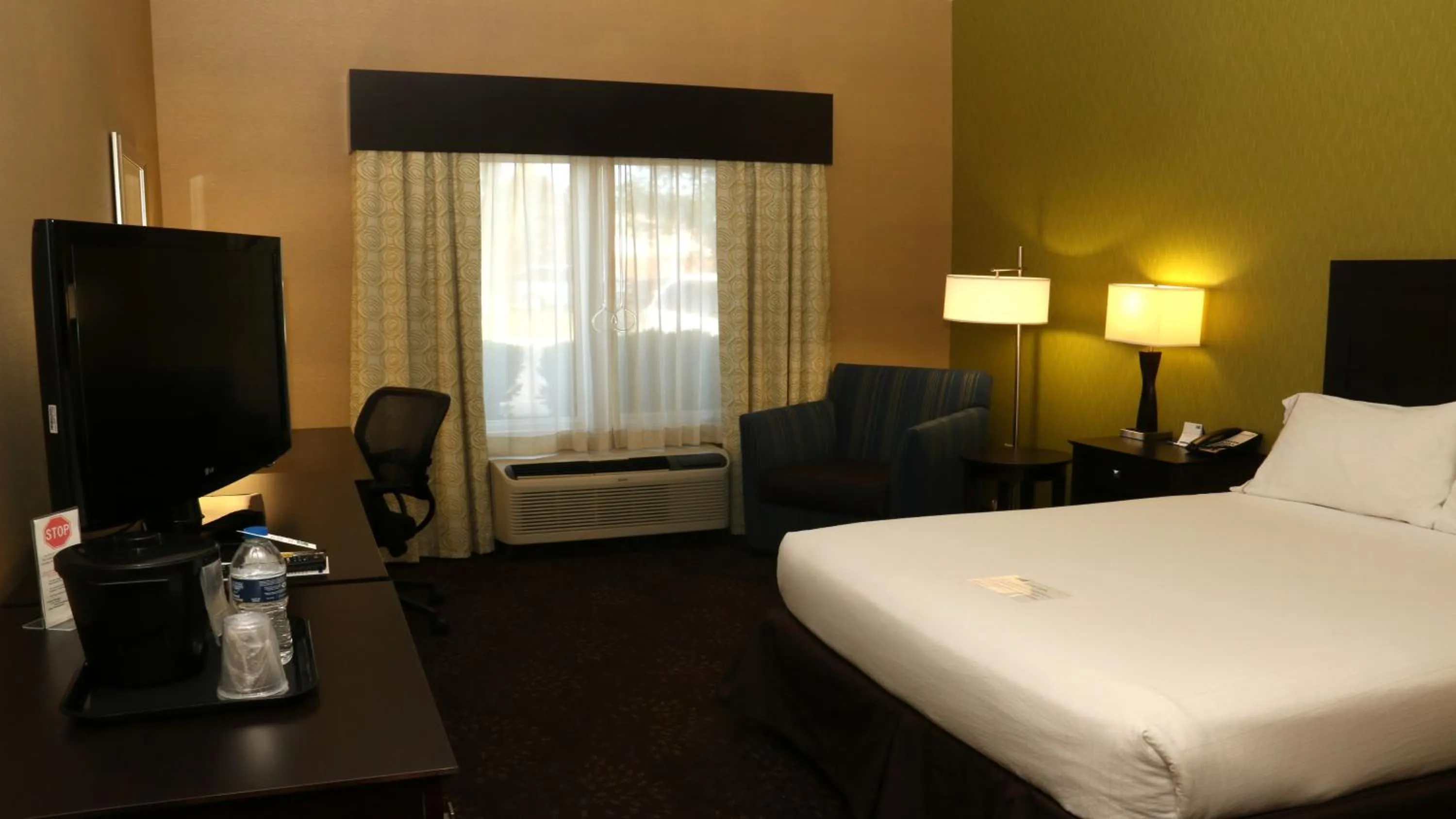 Bed in Holiday Inn Express Hotel & Suites Saginaw by IHG