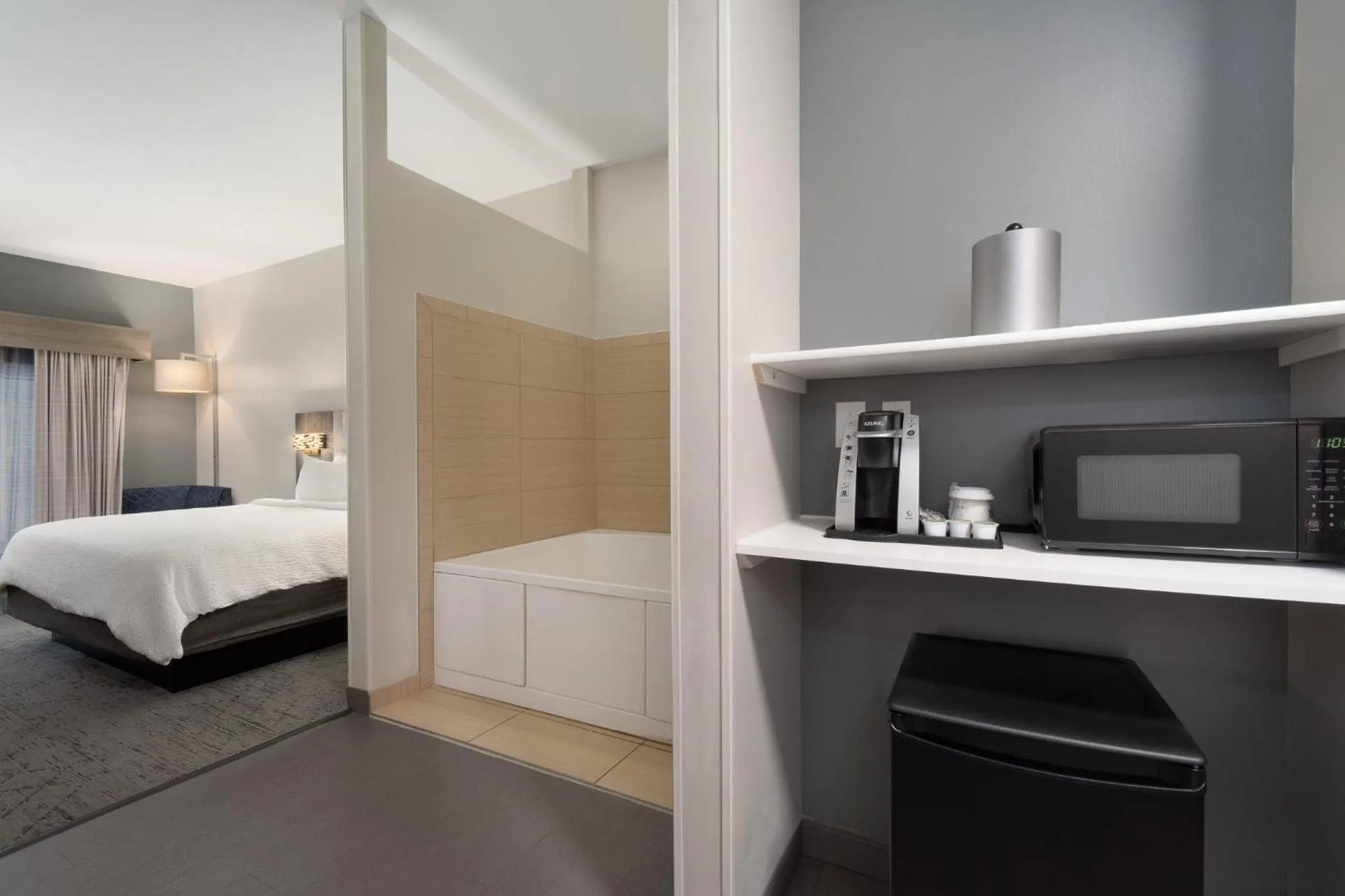 Photo of the whole room, Bed in Holiday Inn Express Hotel & Suites Saginaw by IHG