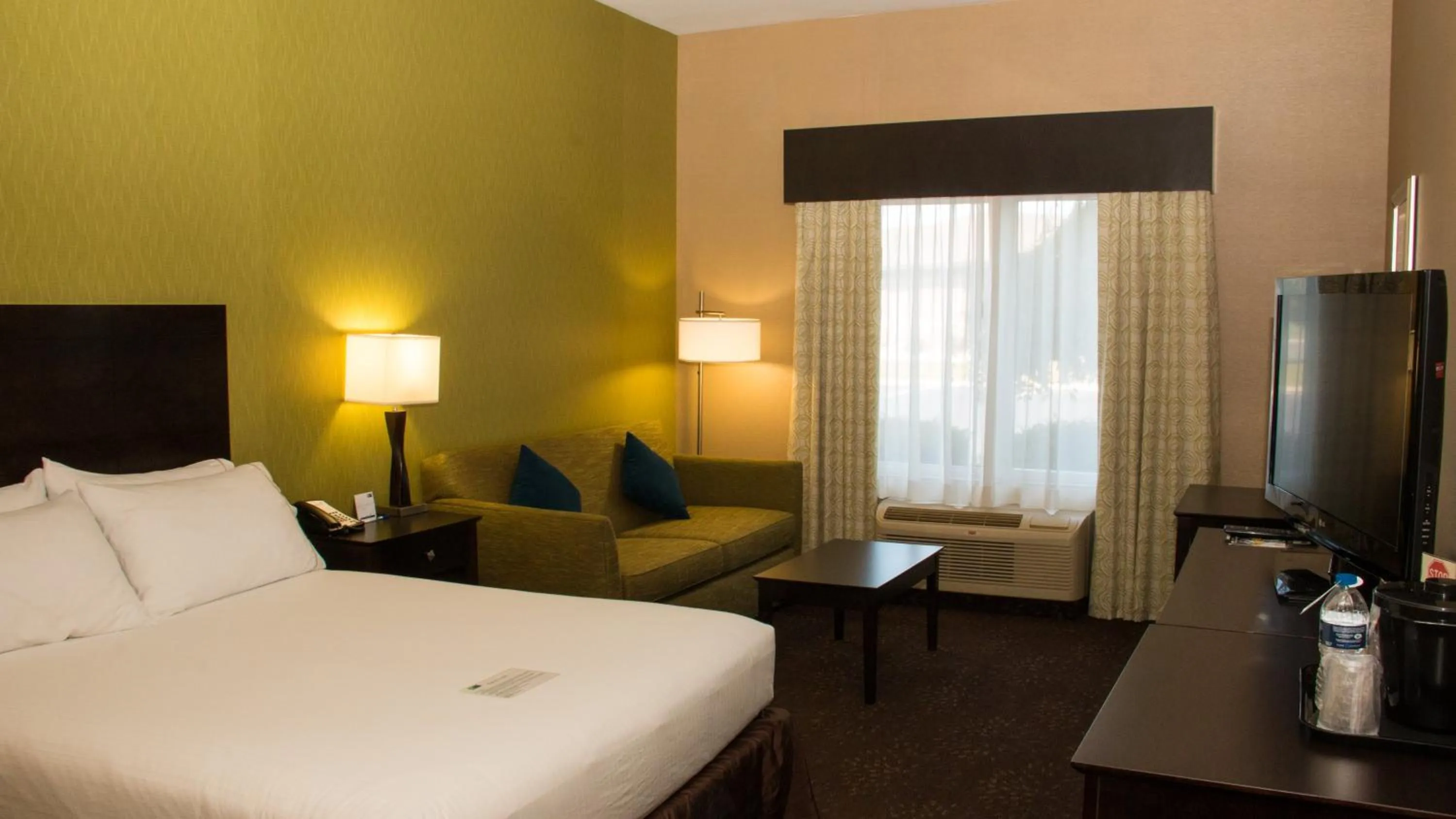 Photo of the whole room, Bed in Holiday Inn Express Hotel & Suites Saginaw by IHG