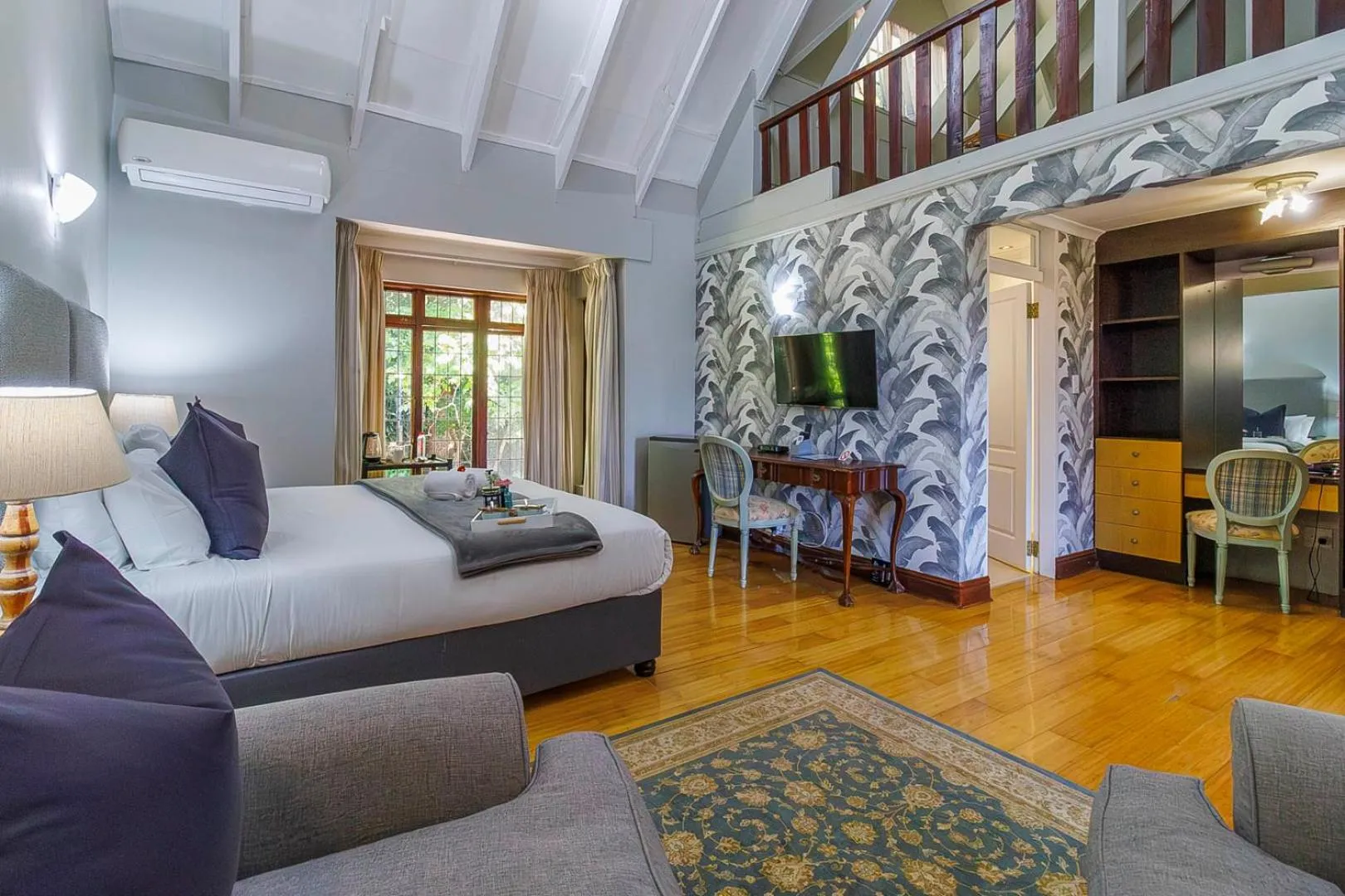 Photo of the whole room, Bed in Churchill House