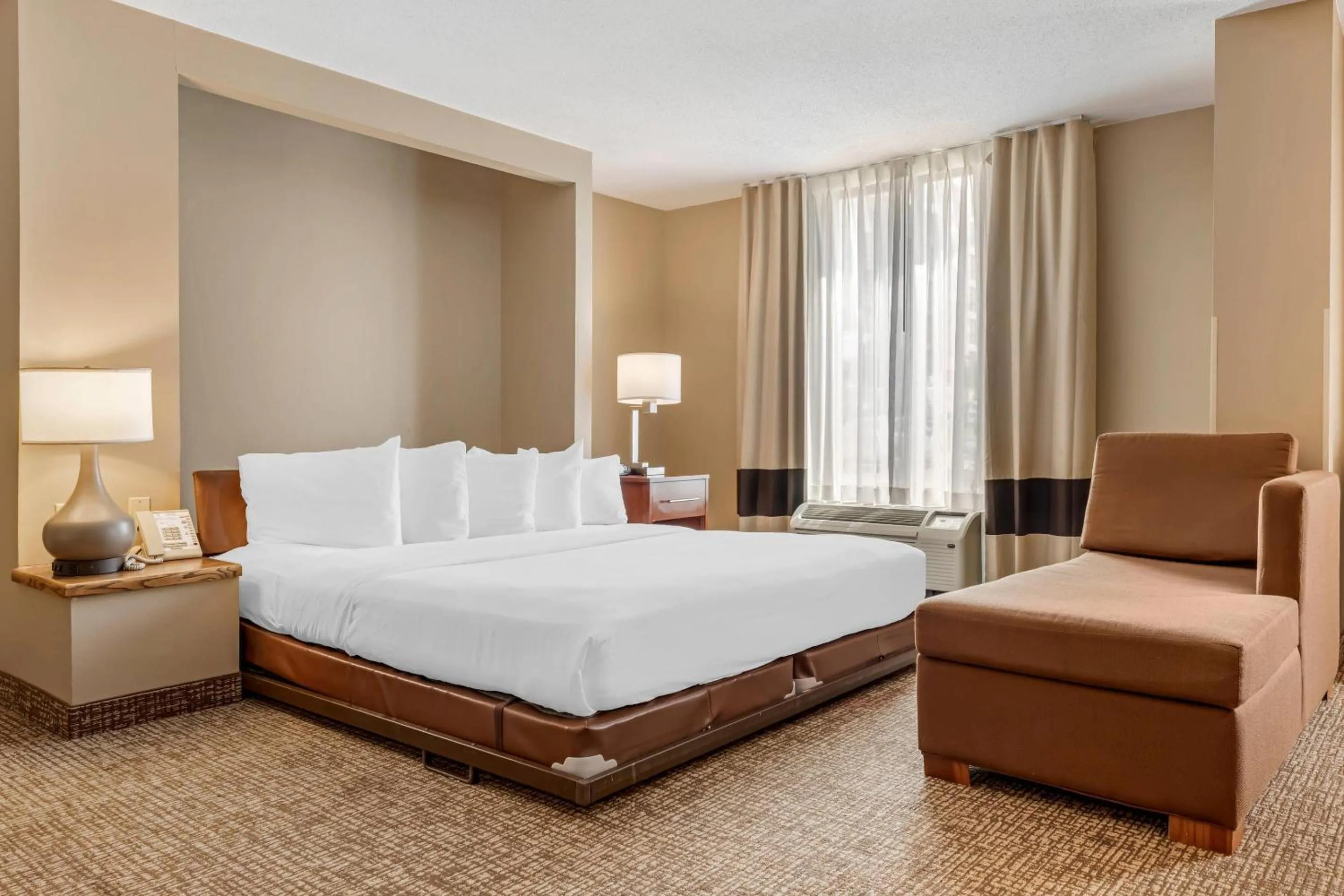 Bedroom, Bed in Comfort Inn MSP Airport - Mall of America