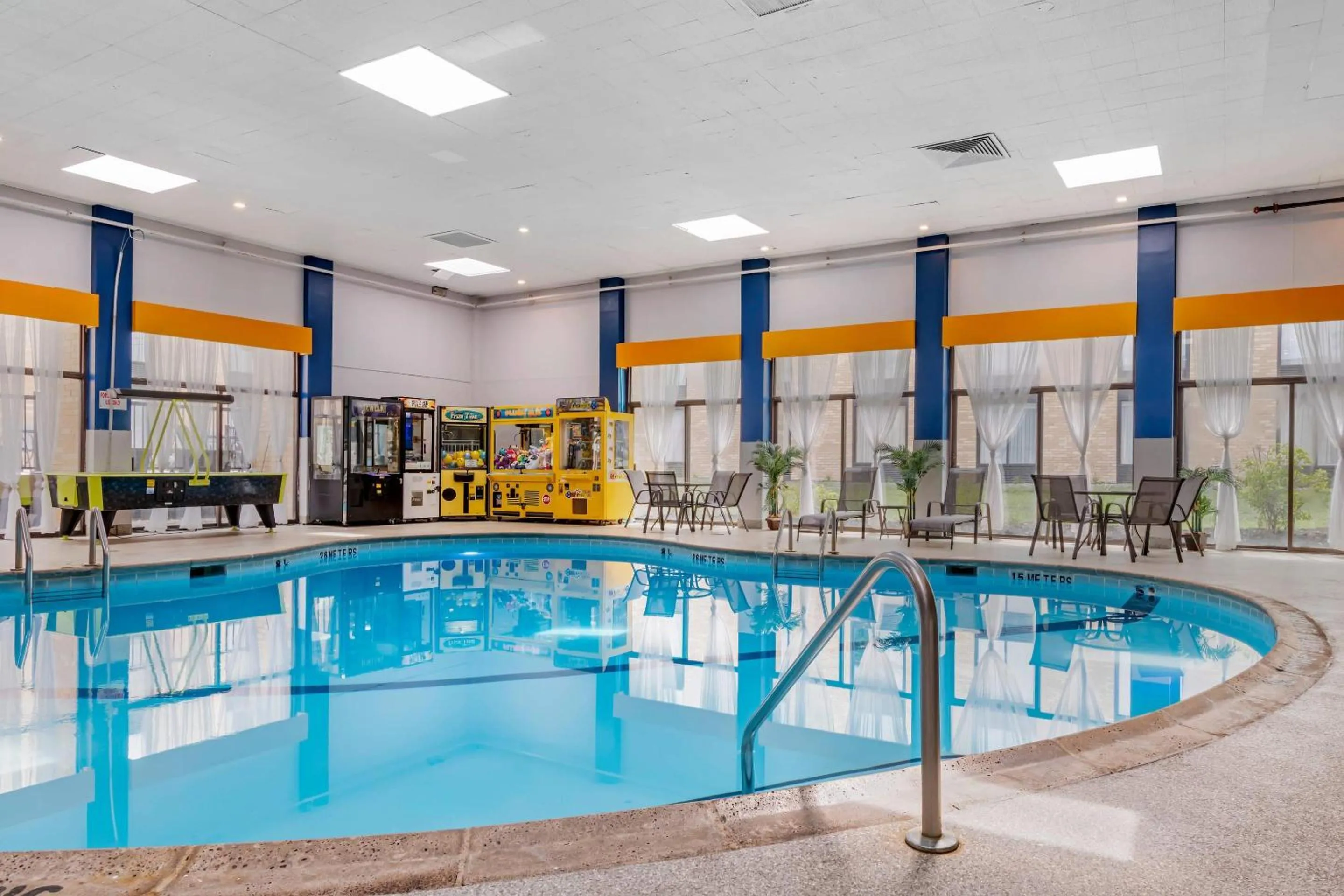 Swimming pool in Comfort Inn MSP Airport - Mall of America