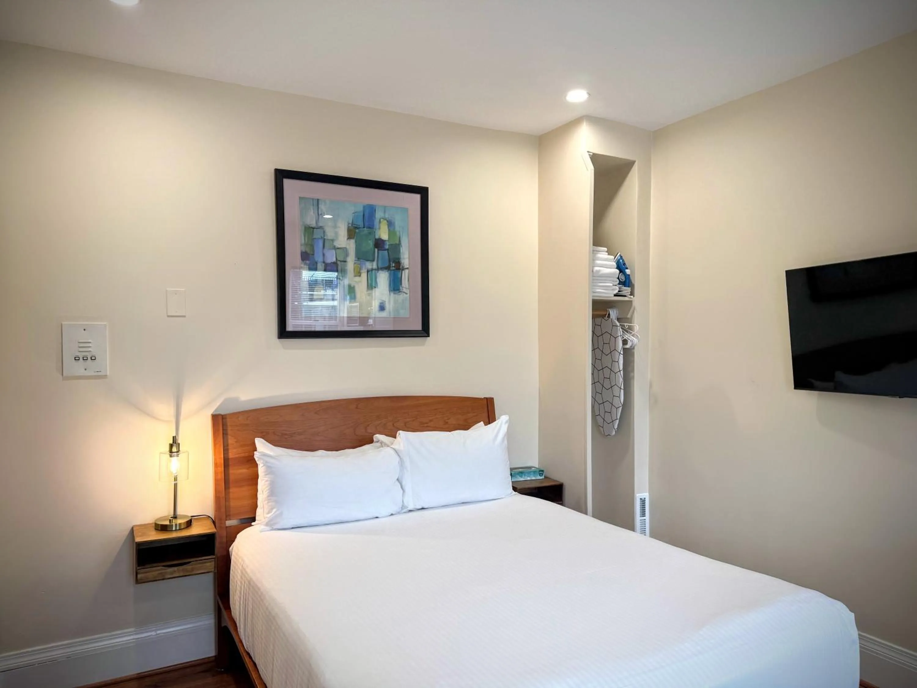 Photo of the whole room, Bed in Copley House